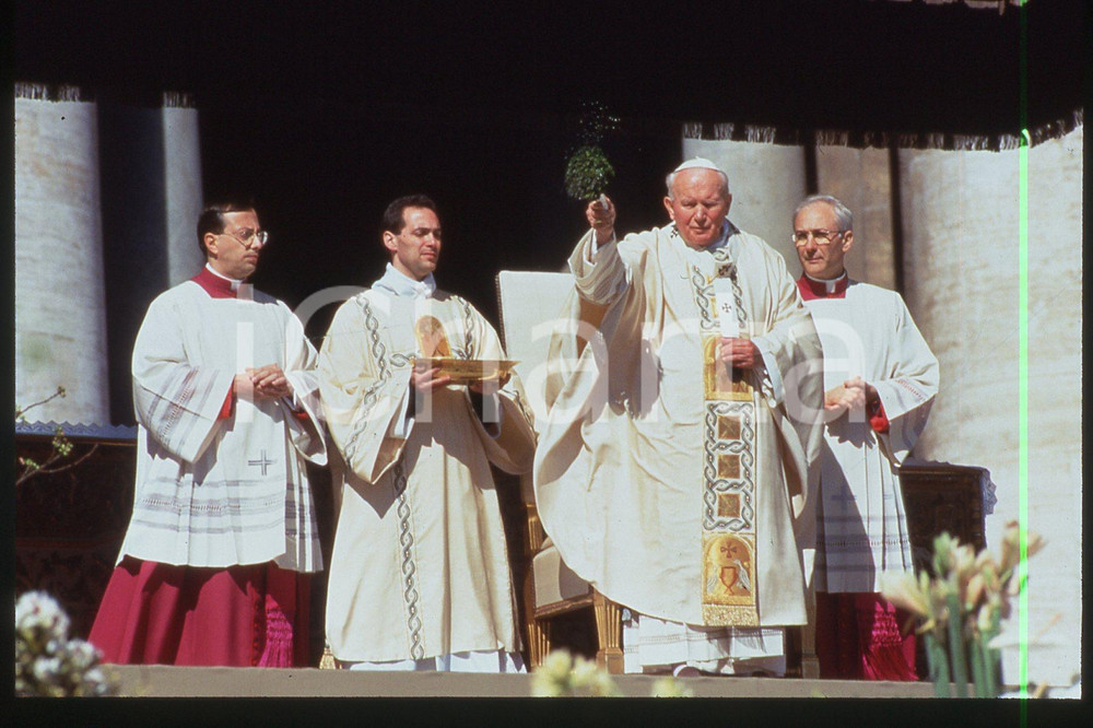 35mm vintage slide* 1997 VATICANO Papa GIOVANNI PAOLO II (7)  Diapositiva d'epoca, in formato 35 mm.CONDIZIONI: GOODE' severamente vietata la riproduzione. Tutti i diritti sono riservati.Nella diapositiva ICharta mette in vendita, sul negozio eBay e in esclusiva sul sito "icharta" il proprio archivio composto da numerose diapositive e negativi fotografici d'epoca, tutti originali e autentici, che attraversano la storia del costume italiano tra gli la fine degli anni Sessanta e Novanta.Si tratta di uno sguardo inedito sull'attualit&agrave;, la politica, la vita quotidiana, il gossip e la cultura, che fotografa il cambiamento della nazione in quest'ultimo scorcio del XX secolo. Un'occasione unica per il mercato del collezionismo, che vede finalmente disponibile un archivio eccezionale per vastit&agrave;, tematiche e condizioni, in un settore (il negativo fotografico e la diapositiva) di assoluta novit&agrave; e dalle interessanti prospettive di investimento.  FAIR/discreto   originale e autentica 1