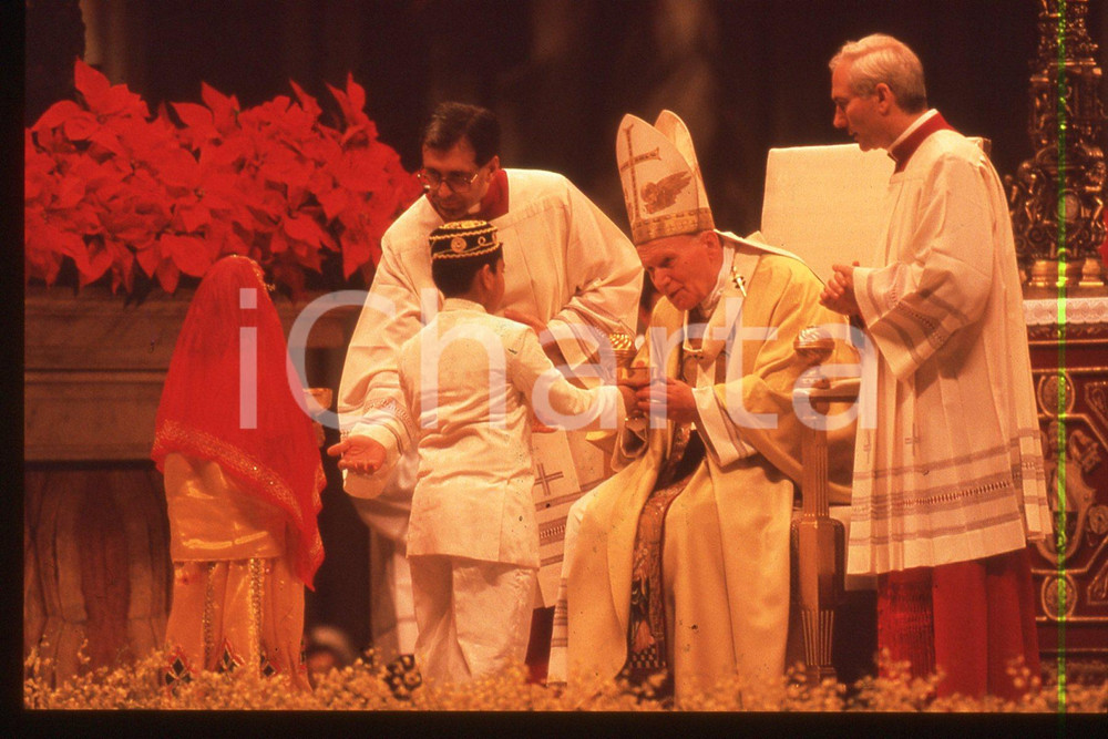 35mm vintage slide* 1994, Italy. Rome GIOVANNI PAOLO II, MESSE DE NOEL  Diapositiva d'epoca, in formato 35 mm.CONDIZIONI: GOODE' severamente vietata la riproduzione. Tutti i diritti sono riservati.Nella diapositiva ICharta mette in vendita, sul negozio eBay e in esclusiva sul sito "icharta" il proprio archivio composto da numerose diapositive e negativi fotografici d'epoca, tutti originali e autentici, che attraversano la storia del costume italiano tra gli la fine degli anni Sessanta e Novanta.Si tratta di uno sguardo inedito sull'attualit&agrave;, la politica, la vita quotidiana, il gossip e la cultura, che fotografa il cambiamento della nazione in quest'ultimo scorcio del XX secolo. Un'occasione unica per il mercato del collezionismo, che vede finalmente disponibile un archivio eccezionale per vastit&agrave;, tematiche e condizioni, in un settore (il negativo fotografico e la diapositiva) di assoluta novit&agrave; e dalle interessanti prospettive di investimento.  FAIR/discreto   originale e autentica 1