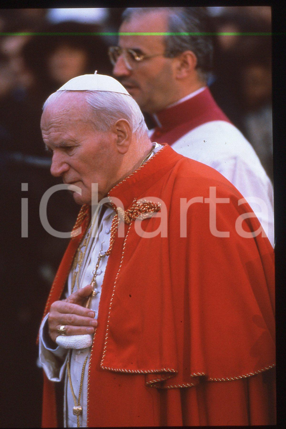 35mm vintage slide* 1994 ROMA Papa GIOVANNI PAOLO II Preghiera dell'Immacolata 1  Diapositiva d'epoca, in formato 35 mm.CONDIZIONI: GOODE' severamente vietata la riproduzione. Tutti i diritti sono riservati.Nella diapositiva ICharta mette in vendita, sul negozio eBay e in esclusiva sul sito "icharta" il proprio archivio composto da numerose diapositive e negativi fotografici d'epoca, tutti originali e autentici, che attraversano la storia del costume italiano tra gli la fine degli anni Sessanta e Novanta.Si tratta di uno sguardo inedito sull'attualit&agrave;, la politica, la vita quotidiana, il gossip e la cultura, che fotografa il cambiamento della nazione in quest'ultimo scorcio del XX secolo. Un'occasione unica per il mercato del collezionismo, che vede finalmente disponibile un archivio eccezionale per vastit&agrave;, tematiche e condizioni, in un settore (il negativo fotografico e la diapositiva) di assoluta novit&agrave; e dalle interessanti prospettive di investimento.  FAIR/discreto   originale e autentica 1