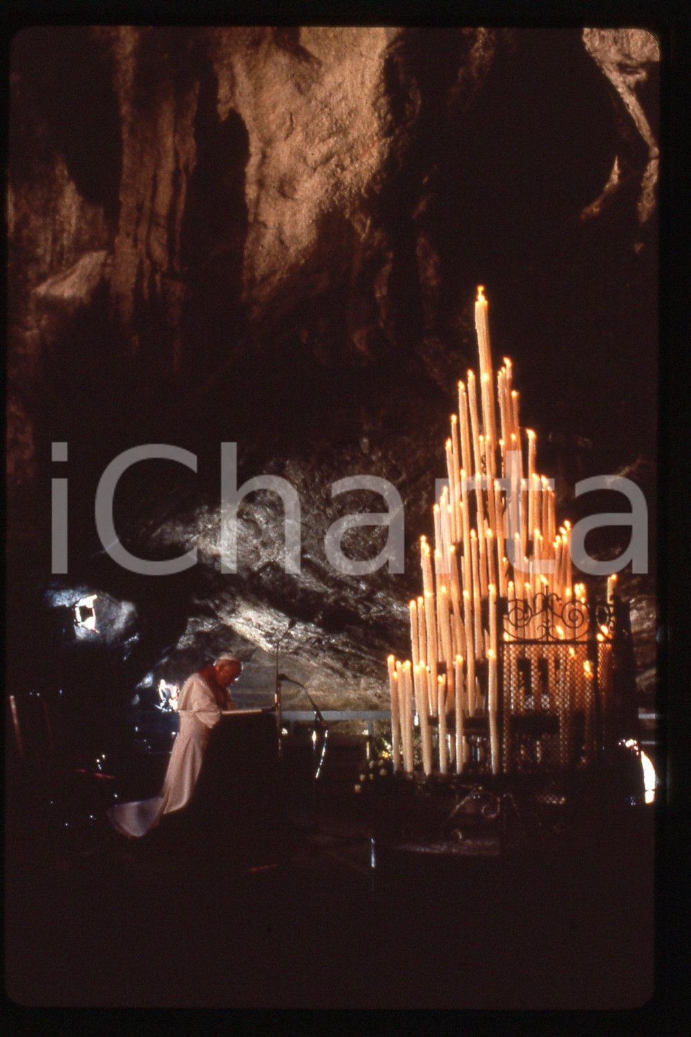 35mm vintage slide* 1995 LOURDES Pope GIOVANNI PAOLO II  Diapositiva d'epoca, in formato 35 mm.CONDIZIONI: GOODE' severamente vietata la riproduzione. Tutti i diritti sono riservati.Nella diapositiva ICharta mette in vendita, sul negozio eBay e in esclusiva sul sito "icharta" il proprio archivio composto da numerose diapositive e negativi fotografici d'epoca, tutti originali e autentici, che attraversano la storia del costume italiano tra gli la fine degli anni Sessanta e Novanta.Si tratta di uno sguardo inedito sull'attualit&agrave;, la politica, la vita quotidiana, il gossip e la cultura, che fotografa il cambiamento della nazione in quest'ultimo scorcio del XX secolo. Un'occasione unica per il mercato del collezionismo, che vede finalmente disponibile un archivio eccezionale per vastit&agrave;, tematiche e condizioni, in un settore (il negativo fotografico e la diapositiva) di assoluta novit&agrave; e dalle interessanti prospettive di investimento.  FAIR/discreto   originale e autentica 1