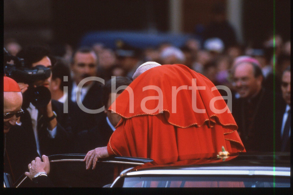 35mm vintage slide* 1994 ROMA - GIOVANNI PAOLO II Preghiera all'Immacolata (2)  Diapositiva d'epoca, in formato 35 mm.CONDIZIONI: GOODE' severamente vietata la riproduzione. Tutti i diritti sono riservati.Nella diapositiva ICharta mette in vendita, sul negozio eBay e in esclusiva sul sito "icharta" il proprio archivio composto da numerose diapositive e negativi fotografici d'epoca, tutti originali e autentici, che attraversano la storia del costume italiano tra gli la fine degli anni Sessanta e Novanta.Si tratta di uno sguardo inedito sull'attualit&agrave;, la politica, la vita quotidiana, il gossip e la cultura, che fotografa il cambiamento della nazione in quest'ultimo scorcio del XX secolo. Un'occasione unica per il mercato del collezionismo, che vede finalmente disponibile un archivio eccezionale per vastit&agrave;, tematiche e condizioni, in un settore (il negativo fotografico e la diapositiva) di assoluta novit&agrave; e dalle interessanti prospettive di investimento.  FAIR/discreto   originale e autentica 1