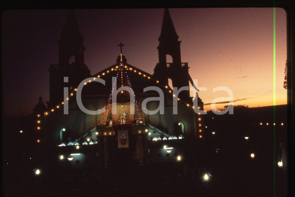 35mm vintage slide* 1995, CEBU, MASS of GIOVANNI PAOLO II, city  Diapositiva d'epoca, in formato 35 mm.CONDIZIONI: GOODE' severamente vietata la riproduzione. Tutti i diritti sono riservati.Nella diapositiva ICharta mette in vendita, sul negozio eBay e in esclusiva sul sito "icharta" il proprio archivio composto da numerose diapositive e negativi fotografici d'epoca, tutti originali e autentici, che attraversano la storia del costume italiano tra gli la fine degli anni Sessanta e Novanta.Si tratta di uno sguardo inedito sull'attualit&agrave;, la politica, la vita quotidiana, il gossip e la cultura, che fotografa il cambiamento della nazione in quest'ultimo scorcio del XX secolo. Un'occasione unica per il mercato del collezionismo, che vede finalmente disponibile un archivio eccezionale per vastit&agrave;, tematiche e condizioni, in un settore (il negativo fotografico e la diapositiva) di assoluta novit&agrave; e dalle interessanti prospettive di investimento.  FAIR/discreto   originale e autentica 1