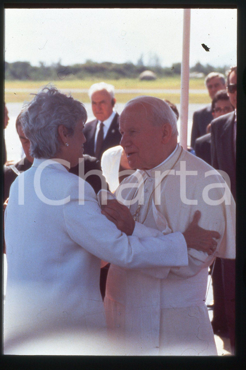 35mm vintage slide*1996 NICARAGUA - GIOVANNI PAOLO II with Violetta CHAMORRO  Diapositiva d'epoca, in formato 35 mm.CONDIZIONI: GOODE' severamente vietata la riproduzione. Tutti i diritti sono riservati.Nella diapositiva ICharta mette in vendita, sul negozio eBay e in esclusiva sul sito "icharta" il proprio archivio composto da numerose diapositive e negativi fotografici d'epoca, tutti originali e autentici, che attraversano la storia del costume italiano tra gli la fine degli anni Sessanta e Novanta.Si tratta di uno sguardo inedito sull'attualit&agrave;, la politica, la vita quotidiana, il gossip e la cultura, che fotografa il cambiamento della nazione in quest'ultimo scorcio del XX secolo. Un'occasione unica per il mercato del collezionismo, che vede finalmente disponibile un archivio eccezionale per vastit&agrave;, tematiche e condizioni, in un settore (il negativo fotografico e la diapositiva) di assoluta novit&agrave; e dalle interessanti prospettive di investimento.  FAIR/discreto   originale e autentica 1