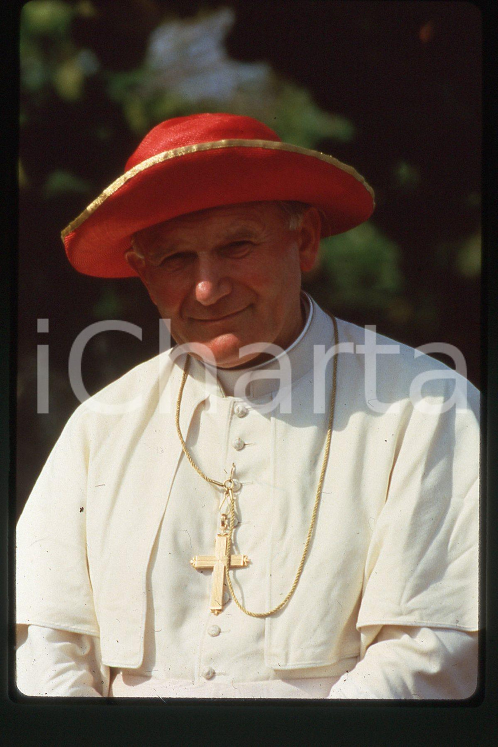 35mm vintage slide* 1995, costume, GIOVANNI PAOLO II  Diapositiva d'epoca, in formato 35 mm.CONDIZIONI: GOODE' severamente vietata la riproduzione. Tutti i diritti sono riservati.Nella diapositiva ICharta mette in vendita, sul negozio eBay e in esclusiva sul sito "icharta" il proprio archivio composto da numerose diapositive e negativi fotografici d'epoca, tutti originali e autentici, che attraversano la storia del costume italiano tra gli la fine degli anni Sessanta e Novanta.Si tratta di uno sguardo inedito sull'attualit&agrave;, la politica, la vita quotidiana, il gossip e la cultura, che fotografa il cambiamento della nazione in quest'ultimo scorcio del XX secolo. Un'occasione unica per il mercato del collezionismo, che vede finalmente disponibile un archivio eccezionale per vastit&agrave;, tematiche e condizioni, in un settore (il negativo fotografico e la diapositiva) di assoluta novit&agrave; e dalle interessanti prospettive di investimento.  FAIR/discreto   originale e autentica 1