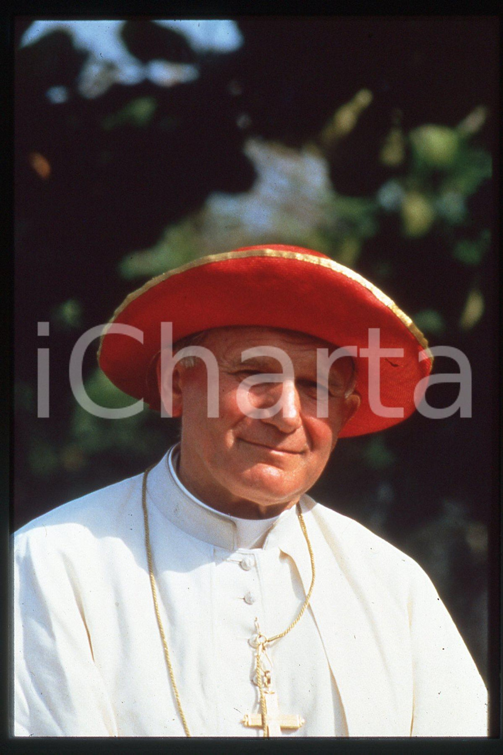 35mm vintage slide* 1995 COSTUME Papa GIOVANNI PAOLO II - Ritratto (3)  Diapositiva d'epoca, in formato 35 mm.CONDIZIONI: GOODE' severamente vietata la riproduzione. Tutti i diritti sono riservati.Nella diapositiva ICharta mette in vendita, sul negozio eBay e in esclusiva sul sito "icharta" il proprio archivio composto da numerose diapositive e negativi fotografici d'epoca, tutti originali e autentici, che attraversano la storia del costume italiano tra gli la fine degli anni Sessanta e Novanta.Si tratta di uno sguardo inedito sull'attualit&agrave;, la politica, la vita quotidiana, il gossip e la cultura, che fotografa il cambiamento della nazione in quest'ultimo scorcio del XX secolo. Un'occasione unica per il mercato del collezionismo, che vede finalmente disponibile un archivio eccezionale per vastit&agrave;, tematiche e condizioni, in un settore (il negativo fotografico e la diapositiva) di assoluta novit&agrave; e dalle interessanti prospettive di investimento.   FAIR/discreto   originale e autentica 1