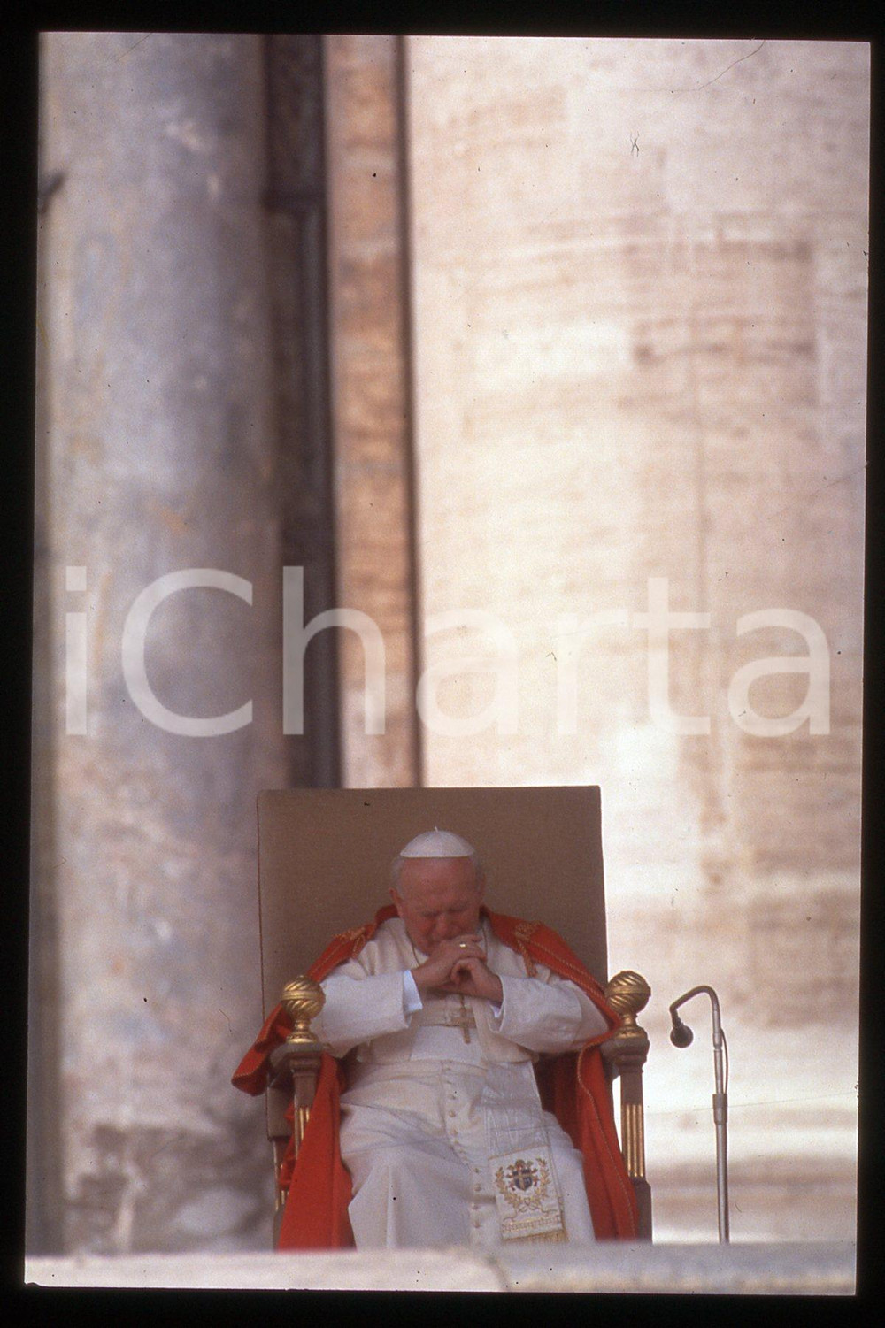 35mm vintage slide* 1995 VATICANO Papa GIOVANNI PAOLO II Udienza pubblica (1)  Diapositiva d'epoca, in formato 35 mm.CONDIZIONI: GOODE' severamente vietata la riproduzione. Tutti i diritti sono riservati.Nella diapositiva ICharta mette in vendita, sul negozio eBay e in esclusiva sul sito "icharta" il proprio archivio composto da numerose diapositive e negativi fotografici d'epoca, tutti originali e autentici, che attraversano la storia del costume italiano tra gli la fine degli anni Sessanta e Novanta.Si tratta di uno sguardo inedito sull'attualit&agrave;, la politica, la vita quotidiana, il gossip e la cultura, che fotografa il cambiamento della nazione in quest'ultimo scorcio del XX secolo. Un'occasione unica per il mercato del collezionismo, che vede finalmente disponibile un archivio eccezionale per vastit&agrave;, tematiche e condizioni, in un settore (il negativo fotografico e la diapositiva) di assoluta novit&agrave; e dalle interessanti prospettive di investimento.  FAIR/discreto   originale e autentica 1