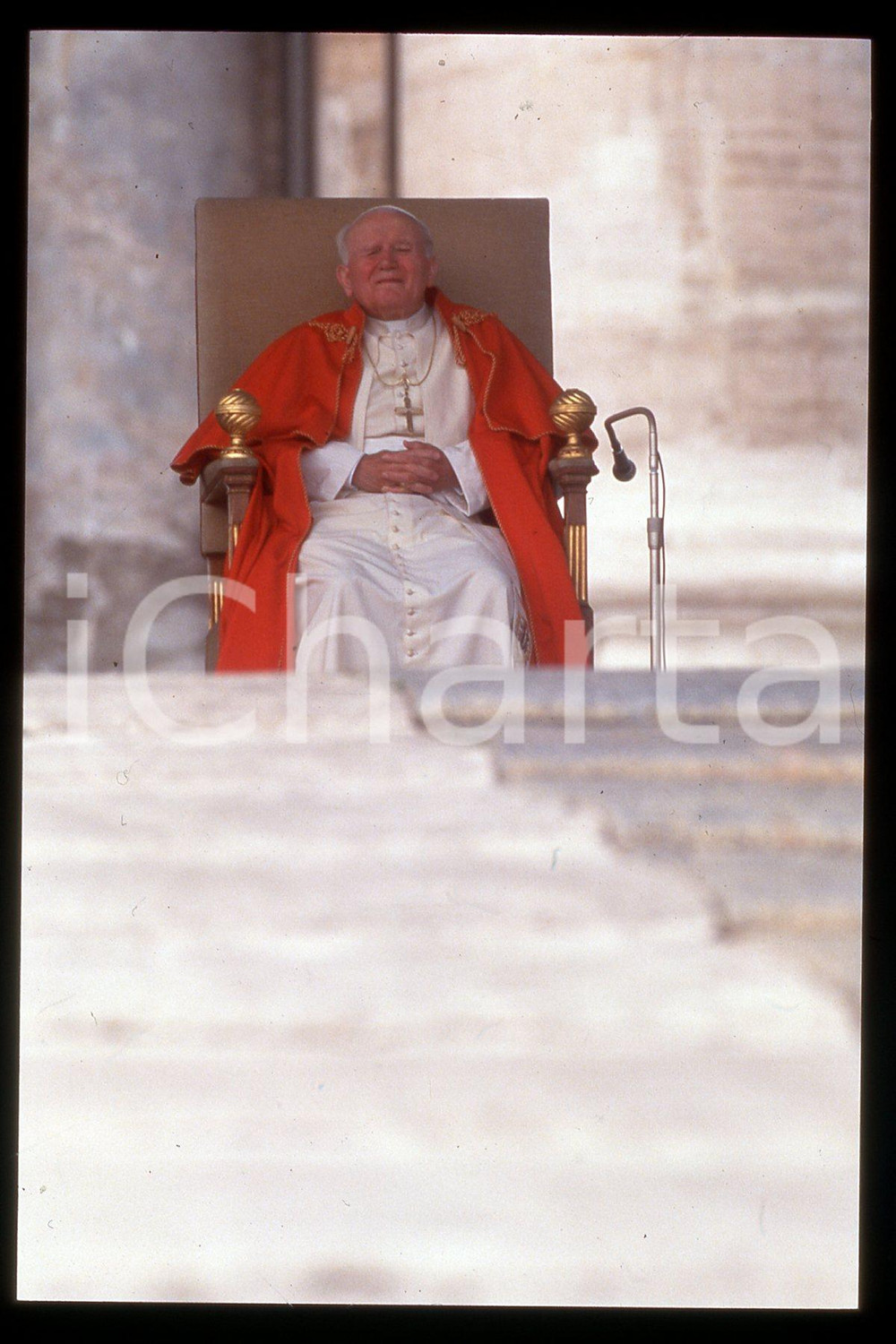 35mm vintage slide* 1995 VATICANO Papa GIOVANNI PAOLO II Udienza pubblica (2)  Diapositiva d'epoca, in formato 35 mm.CONDIZIONI: GOODE' severamente vietata la riproduzione. Tutti i diritti sono riservati.Nella diapositiva ICharta mette in vendita, sul negozio eBay e in esclusiva sul sito "icharta" il proprio archivio composto da numerose diapositive e negativi fotografici d'epoca, tutti originali e autentici, che attraversano la storia del costume italiano tra gli la fine degli anni Sessanta e Novanta.Si tratta di uno sguardo inedito sull'attualit&agrave;, la politica, la vita quotidiana, il gossip e la cultura, che fotografa il cambiamento della nazione in quest'ultimo scorcio del XX secolo. Un'occasione unica per il mercato del collezionismo, che vede finalmente disponibile un archivio eccezionale per vastit&agrave;, tematiche e condizioni, in un settore (il negativo fotografico e la diapositiva) di assoluta novit&agrave; e dalle interessanti prospettive di investimento.  FAIR/discreto   originale e autentica 1