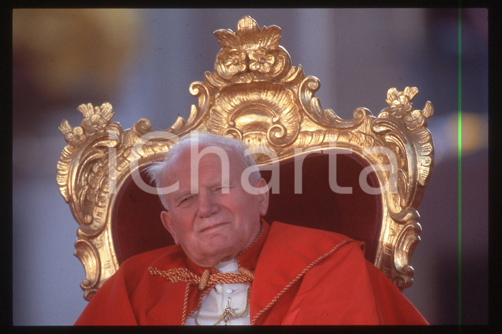 35mm vintage slide* 1995 CASTELPETROSO Papa GIOVANNI PAOLO II  Diapositiva d'epoca, in formato 35 mm.CONDIZIONI: GOODE' severamente vietata la riproduzione. Tutti i diritti sono riservati.Nella diapositiva ICharta mette in vendita, sul negozio eBay e in esclusiva sul sito "icharta" il proprio archivio composto da numerose diapositive e negativi fotografici d'epoca, tutti originali e autentici, che attraversano la storia del costume italiano tra gli la fine degli anni Sessanta e Novanta.Si tratta di uno sguardo inedito sull'attualit&agrave;, la politica, la vita quotidiana, il gossip e la cultura, che fotografa il cambiamento della nazione in quest'ultimo scorcio del XX secolo. Un'occasione unica per il mercato del collezionismo, che vede finalmente disponibile un archivio eccezionale per vastit&agrave;, tematiche e condizioni, in un settore (il negativo fotografico e la diapositiva) di assoluta novit&agrave; e dalle interessanti prospettive di investimento.  FAIR/discreto   originale e autentica 1