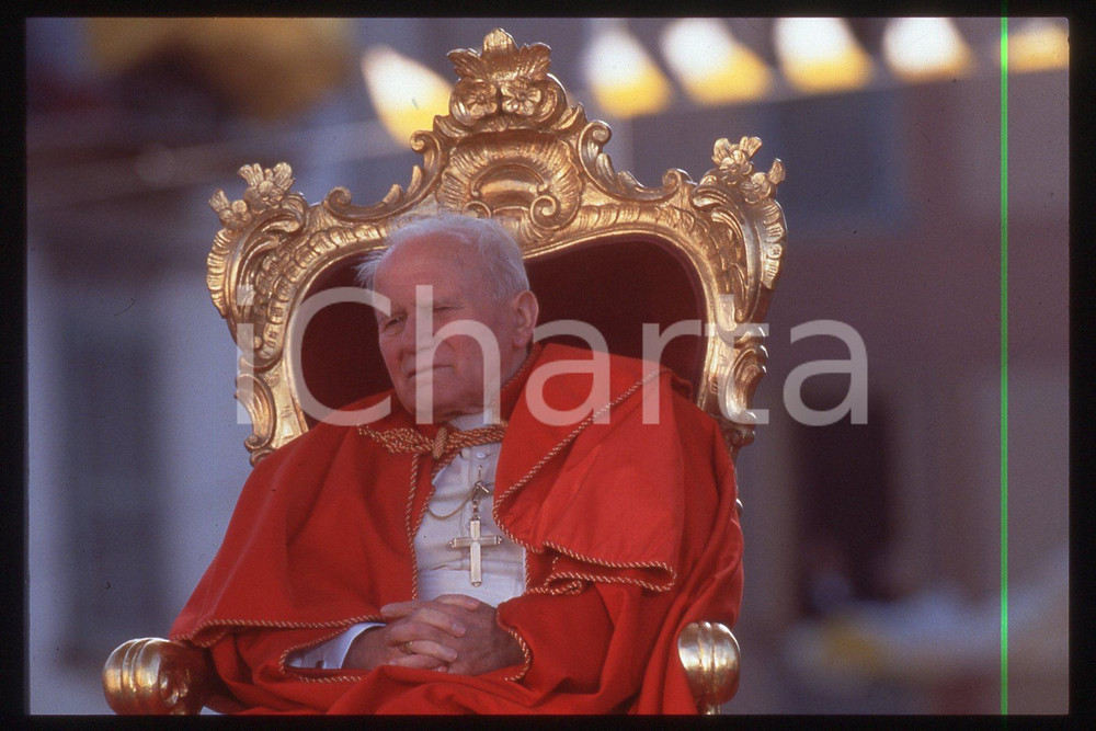 35mm vintage slide* 1995 CASTELPETROSO Papa GIOVANNI PAOLO II (1)  Diapositiva d'epoca, in formato 35 mm.CONDIZIONI: GOODE' severamente vietata la riproduzione. Tutti i diritti sono riservati.Nella diapositiva ICharta mette in vendita, sul negozio eBay e in esclusiva sul sito "icharta" il proprio archivio composto da numerose diapositive e negativi fotografici d'epoca, tutti originali e autentici, che attraversano la storia del costume italiano tra gli la fine degli anni Sessanta e Novanta.Si tratta di uno sguardo inedito sull'attualit&agrave;, la politica, la vita quotidiana, il gossip e la cultura, che fotografa il cambiamento della nazione in quest'ultimo scorcio del XX secolo. Un'occasione unica per il mercato del collezionismo, che vede finalmente disponibile un archivio eccezionale per vastit&agrave;, tematiche e condizioni, in un settore (il negativo fotografico e la diapositiva) di assoluta novit&agrave; e dalle interessanti prospettive di investimento.  FAIR/discreto   originale e autentica 1