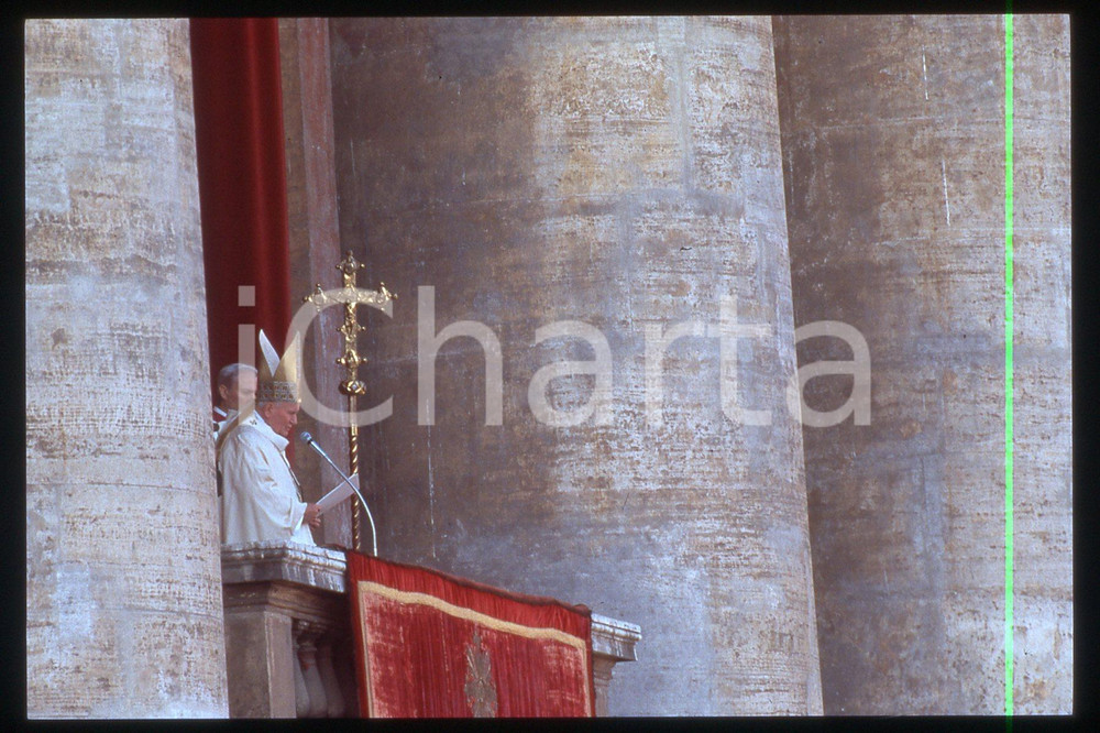 35mm vintage slide*1994 ROMA Papa GIOVANNI PAOLO II Benedizione URBI ET ORBI  Diapositiva d'epoca, in formato 35 mm.CONDIZIONI: GOODE' severamente vietata la riproduzione. Tutti i diritti sono riservati.Nella diapositiva ICharta mette in vendita, sul negozio eBay e in esclusiva sul sito "icharta" il proprio archivio composto da numerose diapositive e negativi fotografici d'epoca, tutti originali e autentici, che attraversano la storia del costume italiano tra gli la fine degli anni Sessanta e Novanta.Si tratta di uno sguardo inedito sull'attualit&agrave;, la politica, la vita quotidiana, il gossip e la cultura, che fotografa il cambiamento della nazione in quest'ultimo scorcio del XX secolo. Un'occasione unica per il mercato del collezionismo, che vede finalmente disponibile un archivio eccezionale per vastit&agrave;, tematiche e condizioni, in un settore (il negativo fotografico e la diapositiva) di assoluta novit&agrave; e dalle interessanti prospettive di investimento.  FAIR/discreto   originale e autentica 1