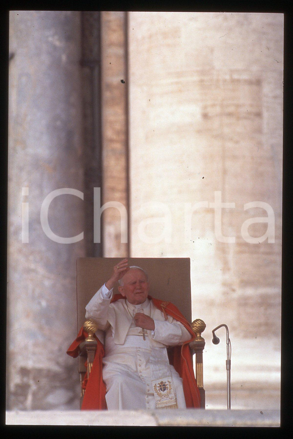 35mm vintage slide*1994 ROMA Papa GIOVANNI PAOLO II Udienza pubblica (3)  Diapositiva d'epoca, in formato 35 mm.CONDIZIONI: GOODE' severamente vietata la riproduzione. Tutti i diritti sono riservati.Nella diapositiva ICharta mette in vendita, sul negozio eBay e in esclusiva sul sito "icharta" il proprio archivio composto da numerose diapositive e negativi fotografici d'epoca, tutti originali e autentici, che attraversano la storia del costume italiano tra gli la fine degli anni Sessanta e Novanta.Si tratta di uno sguardo inedito sull'attualit&agrave;, la politica, la vita quotidiana, il gossip e la cultura, che fotografa il cambiamento della nazione in quest'ultimo scorcio del XX secolo. Un'occasione unica per il mercato del collezionismo, che vede finalmente disponibile un archivio eccezionale per vastit&agrave;, tematiche e condizioni, in un settore (il negativo fotografico e la diapositiva) di assoluta novit&agrave; e dalle interessanti prospettive di investimento.  FAIR/discreto   originale e autentica 1
