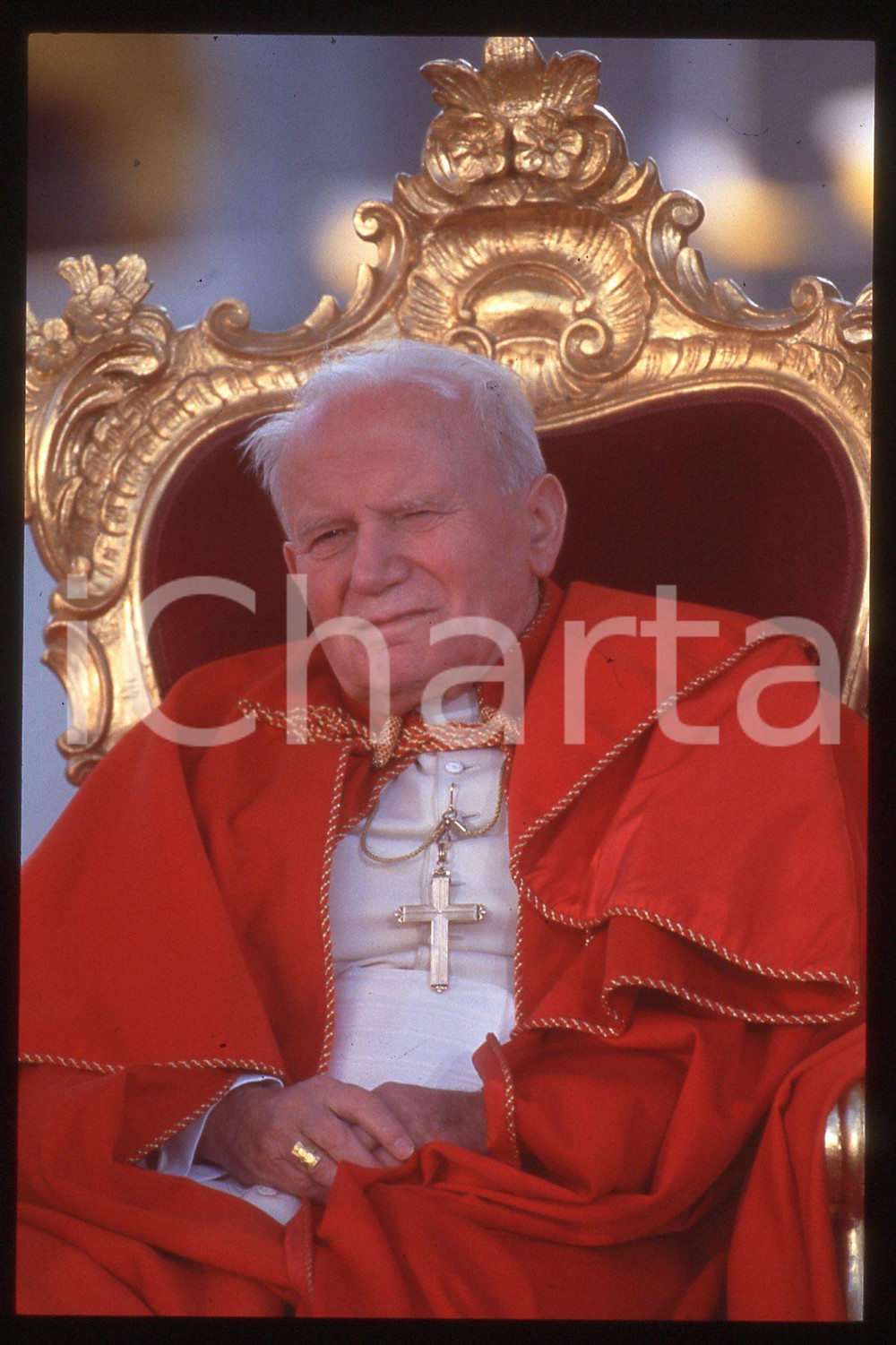 35mm vintage slide*1995 CASTELPETROSO Papa GIOVANNI PAOLO II (3)  Diapositiva d'epoca, in formato 35 mm.CONDIZIONI: GOODE' severamente vietata la riproduzione. Tutti i diritti sono riservati.Nella diapositiva ICharta mette in vendita, sul negozio eBay e in esclusiva sul sito "icharta" il proprio archivio composto da numerose diapositive e negativi fotografici d'epoca, tutti originali e autentici, che attraversano la storia del costume italiano tra gli la fine degli anni Sessanta e Novanta.Si tratta di uno sguardo inedito sull'attualit&agrave;, la politica, la vita quotidiana, il gossip e la cultura, che fotografa il cambiamento della nazione in quest'ultimo scorcio del XX secolo. Un'occasione unica per il mercato del collezionismo, che vede finalmente disponibile un archivio eccezionale per vastit&agrave;, tematiche e condizioni, in un settore (il negativo fotografico e la diapositiva) di assoluta novit&agrave; e dalle interessanti prospettive di investimento.  FAIR/discreto   originale e autentica 1