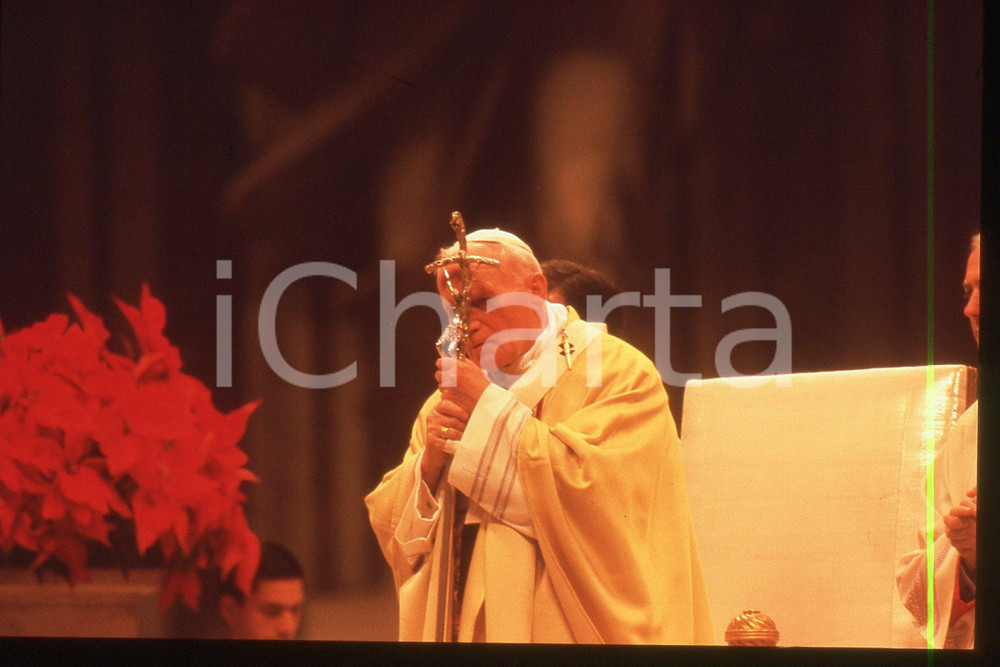 35mm vintage slide* 1994 VATICANO Papa GIOVANNI PAOLO II Messa di Natale  Diapositiva d'epoca, in formato 35 mm.CONDIZIONI: GOODE' severamente vietata la riproduzione. Tutti i diritti sono riservati.Nella diapositiva ICharta mette in vendita, sul negozio eBay e in esclusiva sul sito "icharta" il proprio archivio composto da numerose diapositive e negativi fotografici d'epoca, tutti originali e autentici, che attraversano la storia del costume italiano tra gli la fine degli anni Sessanta e Novanta.Si tratta di uno sguardo inedito sull'attualit&agrave;, la politica, la vita quotidiana, il gossip e la cultura, che fotografa il cambiamento della nazione in quest'ultimo scorcio del XX secolo. Un'occasione unica per il mercato del collezionismo, che vede finalmente disponibile un archivio eccezionale per vastit&agrave;, tematiche e condizioni, in un settore (il negativo fotografico e la diapositiva) di assoluta novit&agrave; e dalle interessanti prospettive di investimento.  FAIR/discreto   originale e autentica 1
