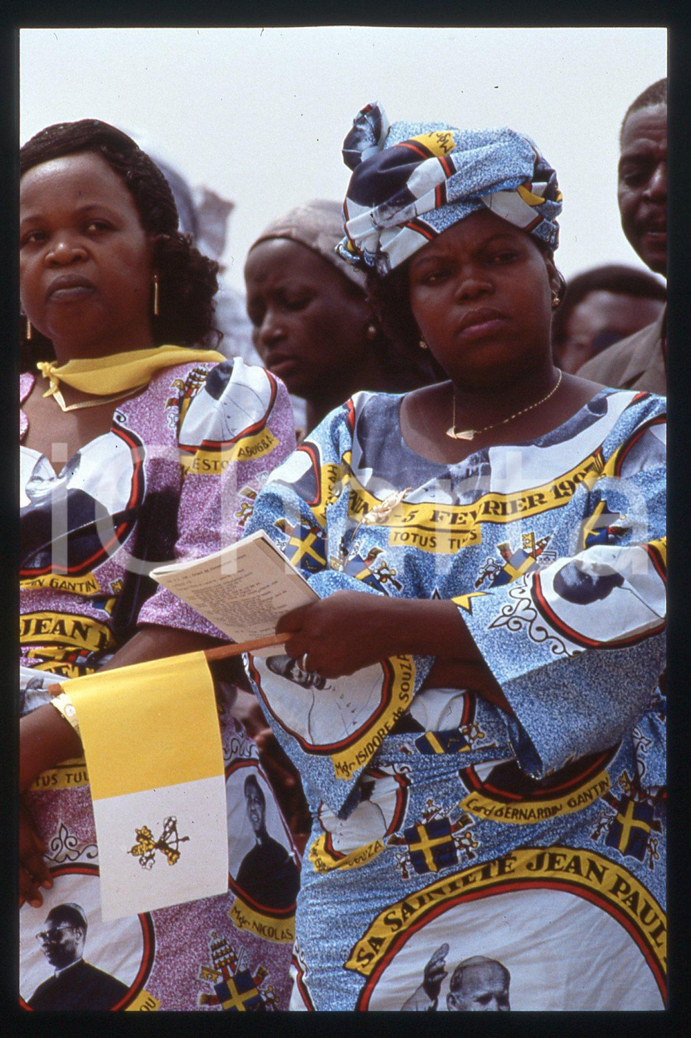 35mm vintage slide* 1993 BENIN Stadium PARAKAU People for GIOVANNI PAOLO II  Diapositiva d'epoca, in formato 35 mm.CONDIZIONI: GOODE' severamente vietata la riproduzione. Tutti i diritti sono riservati.Nella diapositiva ICharta mette in vendita, sul negozio eBay e in esclusiva sul sito "icharta" il proprio archivio composto da numerose diapositive e negativi fotografici d'epoca, tutti originali e autentici, che attraversano la storia del costume italiano tra gli la fine degli anni Sessanta e Novanta.Si tratta di uno sguardo inedito sull'attualit&agrave;, la politica, la vita quotidiana, il gossip e la cultura, che fotografa il cambiamento della nazione in quest'ultimo scorcio del XX secolo. Un'occasione unica per il mercato del collezionismo, che vede finalmente disponibile un archivio eccezionale per vastit&agrave;, tematiche e condizioni, in un settore (il negativo fotografico e la diapositiva) di assoluta novit&agrave; e dalle interessanti prospettive di investimento.  FAIR/discreto   originale e autentica 1