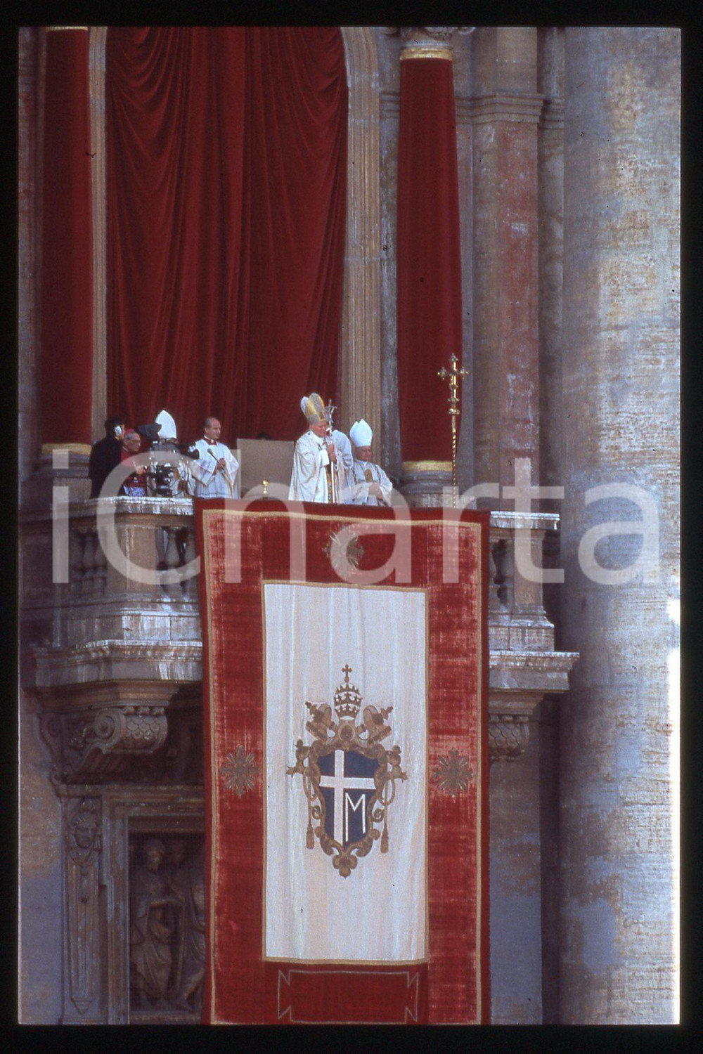 35mm vintage slide* 1995 VATICANO - GIOVANNI PAOLO II Benedizione URBI ET ORBI  Diapositiva d'epoca, in formato 35 mm.CONDIZIONI: GOODE' severamente vietata la riproduzione. Tutti i diritti sono riservati.Nella diapositiva ICharta mette in vendita, sul negozio eBay e in esclusiva sul sito "icharta" il proprio archivio composto da numerose diapositive e negativi fotografici d'epoca, tutti originali e autentici, che attraversano la storia del costume italiano tra gli la fine degli anni Sessanta e Novanta.Si tratta di uno sguardo inedito sull'attualit&agrave;, la politica, la vita quotidiana, il gossip e la cultura, che fotografa il cambiamento della nazione in quest'ultimo scorcio del XX secolo. Un'occasione unica per il mercato del collezionismo, che vede finalmente disponibile un archivio eccezionale per vastit&agrave;, tematiche e condizioni, in un settore (il negativo fotografico e la diapositiva) di assoluta novit&agrave; e dalle interessanti prospettive di investimento.  FAIR/discreto   originale e autentica 1