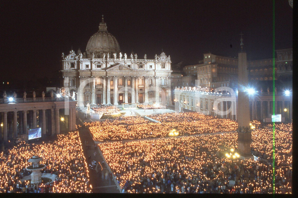 35mm vintage slide* 1994 ROMA Piazza San Pietro - Giornata della famiglia  Diapositiva d'epoca, in formato 35 mm.CONDIZIONI: GOODE' severamente vietata la riproduzione. Tutti i diritti sono riservati.Nella diapositiva ICharta mette in vendita, sul negozio eBay e in esclusiva sul sito "icharta" il proprio archivio composto da numerose diapositive e negativi fotografici d'epoca, tutti originali e autentici, che attraversano la storia del costume italiano tra gli la fine degli anni Sessanta e Novanta.Si tratta di uno sguardo inedito sull'attualit&agrave;, la politica, la vita quotidiana, il gossip e la cultura, che fotografa il cambiamento della nazione in quest'ultimo scorcio del XX secolo. Un'occasione unica per il mercato del collezionismo, che vede finalmente disponibile un archivio eccezionale per vastit&agrave;, tematiche e condizioni, in un settore (il negativo fotografico e la diapositiva) di assoluta novit&agrave; e dalle interessanti prospettive di investimento.  FAIR/discreto   originale e autentica 1