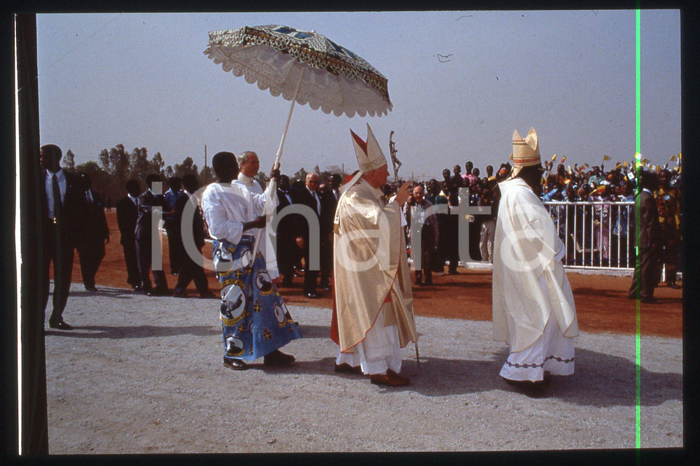 35mm vintage slide* 1993 BENIN Stadium PARAKAU - GIOVANNI PAOLO II (6)  Diapositiva d'epoca, in formato 35 mm.CONDIZIONI: GOODE' severamente vietata la riproduzione. Tutti i diritti sono riservati.Nella diapositiva ICharta mette in vendita, sul negozio eBay e in esclusiva sul sito "icharta" il proprio archivio composto da numerose diapositive e negativi fotografici d'epoca, tutti originali e autentici, che attraversano la storia del costume italiano tra gli la fine degli anni Sessanta e Novanta.Si tratta di uno sguardo inedito sull'attualit&agrave;, la politica, la vita quotidiana, il gossip e la cultura, che fotografa il cambiamento della nazione in quest'ultimo scorcio del XX secolo. Un'occasione unica per il mercato del collezionismo, che vede finalmente disponibile un archivio eccezionale per vastit&agrave;, tematiche e condizioni, in un settore (il negativo fotografico e la diapositiva) di assoluta novit&agrave; e dalle interessanti prospettive di investimento.  FAIR/discreto   originale e autentica 1