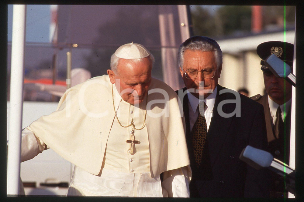 35mm vintage slide* 1994 ZAGREB Franjo TUDJMAN and GIOVANNI PAOLO II (1)  Diapositiva d'epoca, in formato 35 mm.CONDIZIONI: GOODE' severamente vietata la riproduzione. Tutti i diritti sono riservati.Nella diapositiva ICharta mette in vendita, sul negozio eBay e in esclusiva sul sito "icharta" il proprio archivio composto da numerose diapositive e negativi fotografici d'epoca, tutti originali e autentici, che attraversano la storia del costume italiano tra gli la fine degli anni Sessanta e Novanta.Si tratta di uno sguardo inedito sull'attualit&agrave;, la politica, la vita quotidiana, il gossip e la cultura, che fotografa il cambiamento della nazione in quest'ultimo scorcio del XX secolo. Un'occasione unica per il mercato del collezionismo, che vede finalmente disponibile un archivio eccezionale per vastit&agrave;, tematiche e condizioni, in un settore (il negativo fotografico e la diapositiva) di assoluta novit&agrave; e dalle interessanti prospettive di investimento.  FAIR/discreto   originale e autentica 1