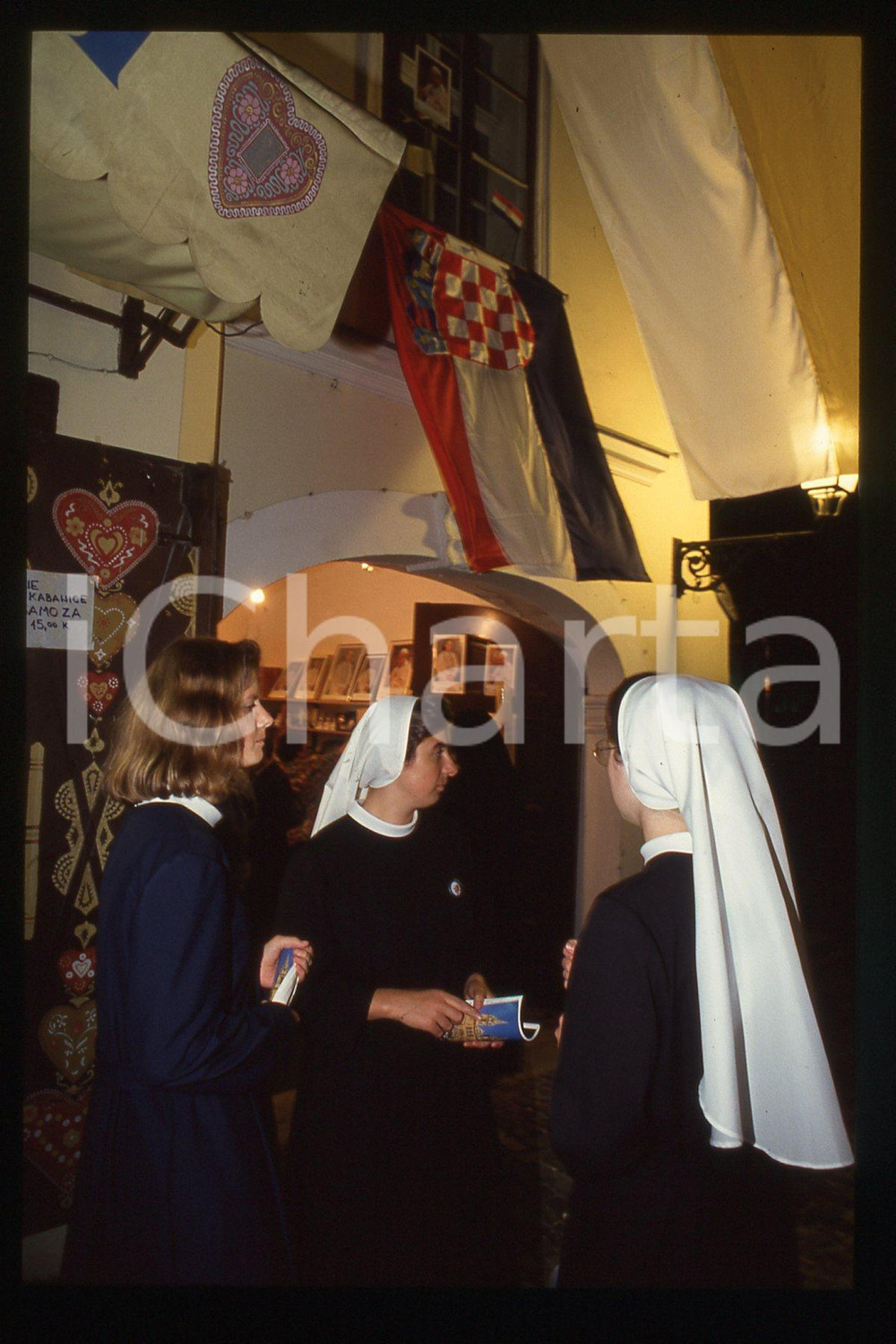 35mm vintage slide* 1994 ZAGREB Nuns waiting for GIOVANNI PAOLO II  Diapositiva d'epoca, in formato 35 mm.CONDIZIONI: GOODE' severamente vietata la riproduzione. Tutti i diritti sono riservati.Nella diapositiva ICharta mette in vendita, sul negozio eBay e in esclusiva sul sito "icharta" il proprio archivio composto da numerose diapositive e negativi fotografici d'epoca, tutti originali e autentici, che attraversano la storia del costume italiano tra gli la fine degli anni Sessanta e Novanta.Si tratta di uno sguardo inedito sull'attualit&agrave;, la politica, la vita quotidiana, il gossip e la cultura, che fotografa il cambiamento della nazione in quest'ultimo scorcio del XX secolo. Un'occasione unica per il mercato del collezionismo, che vede finalmente disponibile un archivio eccezionale per vastit&agrave;, tematiche e condizioni, in un settore (il negativo fotografico e la diapositiva) di assoluta novit&agrave; e dalle interessanti prospettive di investimento.  FAIR/discreto   originale e autentica 1