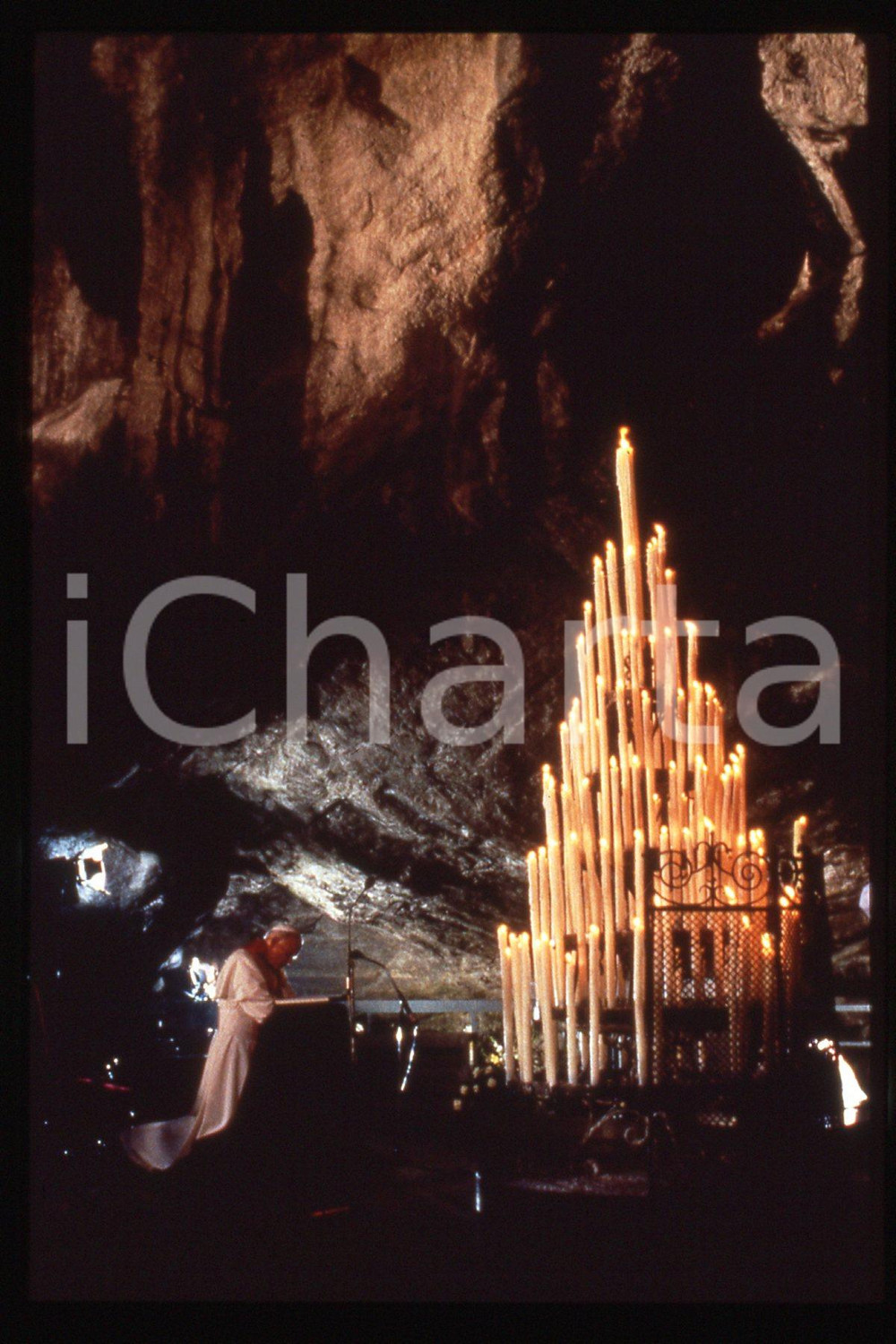 35mm vintage slide*  1995 LOURDES Pope GIOVANNI PAOLO II (2)  Diapositiva d'epoca, in formato 35 mm.CONDIZIONI: GOODE' severamente vietata la riproduzione. Tutti i diritti sono riservati.Nella diapositiva ICharta mette in vendita, sul negozio eBay e in esclusiva sul sito "icharta" il proprio archivio composto da numerose diapositive e negativi fotografici d'epoca, tutti originali e autentici, che attraversano la storia del costume italiano tra gli la fine degli anni Sessanta e Novanta.Si tratta di uno sguardo inedito sull'attualit&agrave;, la politica, la vita quotidiana, il gossip e la cultura, che fotografa il cambiamento della nazione in quest'ultimo scorcio del XX secolo. Un'occasione unica per il mercato del collezionismo, che vede finalmente disponibile un archivio eccezionale per vastit&agrave;, tematiche e condizioni, in un settore (il negativo fotografico e la diapositiva) di assoluta novit&agrave; e dalle interessanti prospettive di investimento.  FAIR/discreto   originale e autentica 1