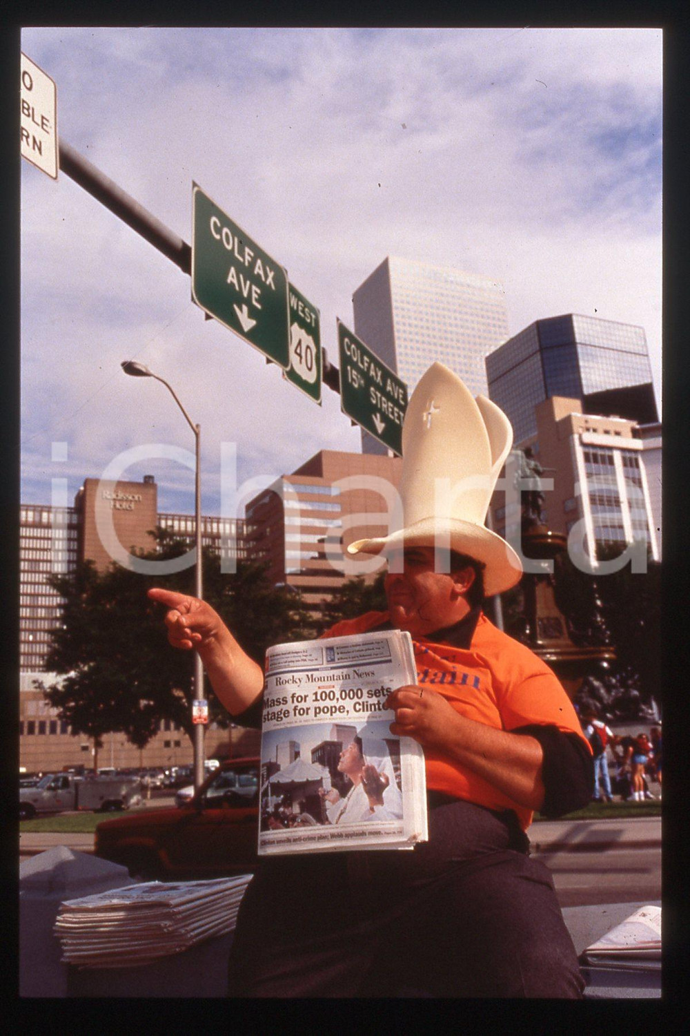 35mm vintage slide*1993 DENVER Americans waiting for GIOVANNI PAOLO II  Diapositiva d'epoca, in formato 35 mm.CONDIZIONI: GOODE' severamente vietata la riproduzione. Tutti i diritti sono riservati.Nella diapositiva ICharta mette in vendita, sul negozio eBay e in esclusiva sul sito "icharta" il proprio archivio composto da numerose diapositive e negativi fotografici d'epoca, tutti originali e autentici, che attraversano la storia del costume italiano tra gli la fine degli anni Sessanta e Novanta.Si tratta di uno sguardo inedito sull'attualit&agrave;, la politica, la vita quotidiana, il gossip e la cultura, che fotografa il cambiamento della nazione in quest'ultimo scorcio del XX secolo. Un'occasione unica per il mercato del collezionismo, che vede finalmente disponibile un archivio eccezionale per vastit&agrave;, tematiche e condizioni, in un settore (il negativo fotografico e la diapositiva) di assoluta novit&agrave; e dalle interessanti prospettive di investimento.  FAIR/discreto   originale e autentica 1
