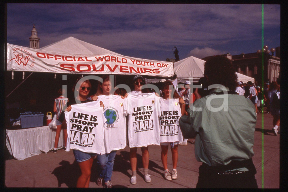 35mm vintage slide* 1993 DENVER Souvenir for the visit of GIOVANNI PAOLO II (1)  Diapositiva d'epoca, in formato 35 mm.CONDIZIONI: GOODE' severamente vietata la riproduzione. Tutti i diritti sono riservati.Nella diapositiva ICharta mette in vendita, sul negozio eBay e in esclusiva sul sito "icharta" il proprio archivio composto da numerose diapositive e negativi fotografici d'epoca, tutti originali e autentici, che attraversano la storia del costume italiano tra gli la fine degli anni Sessanta e Novanta.Si tratta di uno sguardo inedito sull'attualit&agrave;, la politica, la vita quotidiana, il gossip e la cultura, che fotografa il cambiamento della nazione in quest'ultimo scorcio del XX secolo. Un'occasione unica per il mercato del collezionismo, che vede finalmente disponibile un archivio eccezionale per vastit&agrave;, tematiche e condizioni, in un settore (il negativo fotografico e la diapositiva) di assoluta novit&agrave; e dalle interessanti prospettive di investimento.  FAIR/discreto   originale e autentica 1