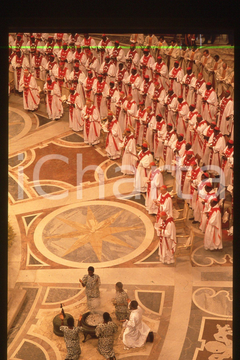 35mm vintage slide* 1994 VATICANO Sinodo africano (2)  Diapositiva d'epoca, in formato 35 mm.CONDIZIONI: GOODE' severamente vietata la riproduzione. Tutti i diritti sono riservati.Nella diapositiva ICharta mette in vendita, sul negozio eBay e in esclusiva sul sito "icharta" il proprio archivio composto da numerose diapositive e negativi fotografici d'epoca, tutti originali e autentici, che attraversano la storia del costume italiano tra gli la fine degli anni Sessanta e Novanta.Si tratta di uno sguardo inedito sull'attualit&agrave;, la politica, la vita quotidiana, il gossip e la cultura, che fotografa il cambiamento della nazione in quest'ultimo scorcio del XX secolo. Un'occasione unica per il mercato del collezionismo, che vede finalmente disponibile un archivio eccezionale per vastit&agrave;, tematiche e condizioni, in un settore (il negativo fotografico e la diapositiva) di assoluta novit&agrave; e dalle interessanti prospettive di investimento.  FAIR/discreto   originale e autentica 1