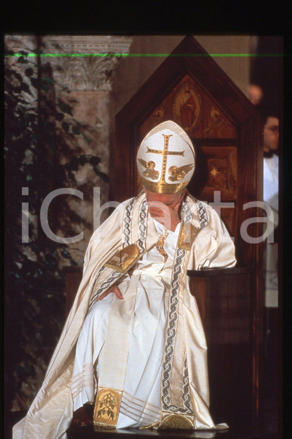 35mm vintage slide* 1994 VATICANO - GIOVANNI PAOLO II Preghiera per la pace  Diapositiva d'epoca, in formato 35 mm.CONDIZIONI: GOODE' severamente vietata la riproduzione. Tutti i diritti sono riservati.Nella diapositiva ICharta mette in vendita, sul negozio eBay e in esclusiva sul sito "icharta" il proprio archivio composto da numerose diapositive e negativi fotografici d'epoca, tutti originali e autentici, che attraversano la storia del costume italiano tra gli la fine degli anni Sessanta e Novanta.Si tratta di uno sguardo inedito sull'attualit&agrave;, la politica, la vita quotidiana, il gossip e la cultura, che fotografa il cambiamento della nazione in quest'ultimo scorcio del XX secolo. Un'occasione unica per il mercato del collezionismo, che vede finalmente disponibile un archivio eccezionale per vastit&agrave;, tematiche e condizioni, in un settore (il negativo fotografico e la diapositiva) di assoluta novit&agrave; e dalle interessanti prospettive di investimento.  FAIR/discreto   originale e autentica 1