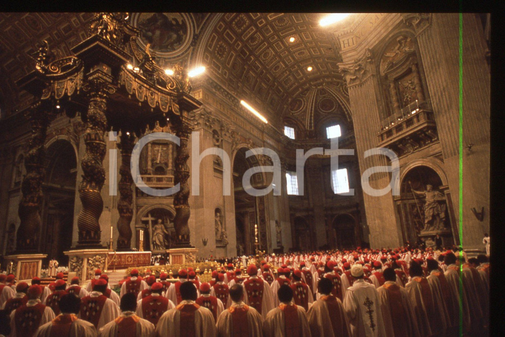 35mm vintage slide* 1994 VATICANO Sinodo africano (3)  Diapositiva d'epoca, in formato 35 mm.CONDIZIONI: GOODE' severamente vietata la riproduzione. Tutti i diritti sono riservati.Nella diapositiva ICharta mette in vendita, sul negozio eBay e in esclusiva sul sito "icharta" il proprio archivio composto da numerose diapositive e negativi fotografici d'epoca, tutti originali e autentici, che attraversano la storia del costume italiano tra gli la fine degli anni Sessanta e Novanta.Si tratta di uno sguardo inedito sull'attualit&agrave;, la politica, la vita quotidiana, il gossip e la cultura, che fotografa il cambiamento della nazione in quest'ultimo scorcio del XX secolo. Un'occasione unica per il mercato del collezionismo, che vede finalmente disponibile un archivio eccezionale per vastit&agrave;, tematiche e condizioni, in un settore (il negativo fotografico e la diapositiva) di assoluta novit&agrave; e dalle interessanti prospettive di investimento.  FAIR/discreto   originale e autentica 1