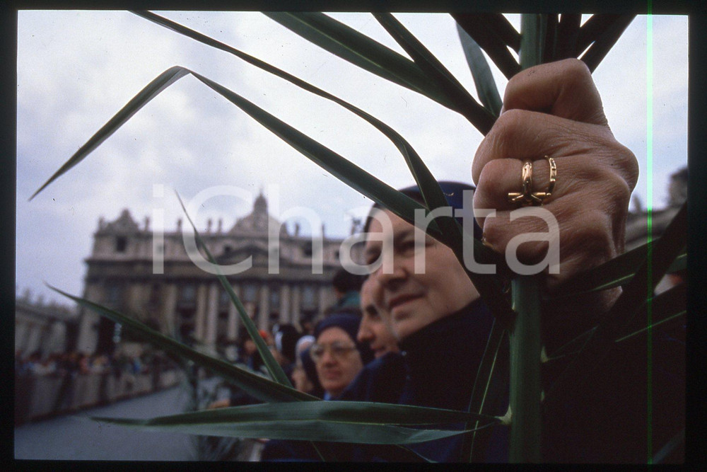 35mm vintage slide* 1994 VATICANO Domenica delle Palme in Piazza San Pietro  Diapositiva d'epoca, in formato 35 mm.CONDIZIONI: GOODE' severamente vietata la riproduzione. Tutti i diritti sono riservati.Nella diapositiva ICharta mette in vendita, sul negozio eBay e in esclusiva sul sito "icharta" il proprio archivio composto da numerose diapositive e negativi fotografici d'epoca, tutti originali e autentici, che attraversano la storia del costume italiano tra gli la fine degli anni Sessanta e Novanta.Si tratta di uno sguardo inedito sull'attualit&agrave;, la politica, la vita quotidiana, il gossip e la cultura, che fotografa il cambiamento della nazione in quest'ultimo scorcio del XX secolo. Un'occasione unica per il mercato del collezionismo, che vede finalmente disponibile un archivio eccezionale per vastit&agrave;, tematiche e condizioni, in un settore (il negativo fotografico e la diapositiva) di assoluta novit&agrave; e dalle interessanti prospettive di investimento.  FAIR/discreto   originale e autentica 1