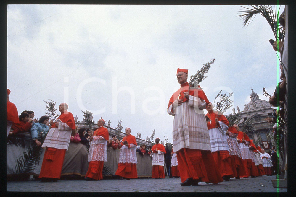 35mm vintage slide* 1994 VATICANO Cardinali alla Domenica delle Palme  Diapositiva d'epoca, in formato 35 mm.CONDIZIONI: GOODE' severamente vietata la riproduzione. Tutti i diritti sono riservati.Nella diapositiva ICharta mette in vendita, sul negozio eBay e in esclusiva sul sito "icharta" il proprio archivio composto da numerose diapositive e negativi fotografici d'epoca, tutti originali e autentici, che attraversano la storia del costume italiano tra gli la fine degli anni Sessanta e Novanta.Si tratta di uno sguardo inedito sull'attualit&agrave;, la politica, la vita quotidiana, il gossip e la cultura, che fotografa il cambiamento della nazione in quest'ultimo scorcio del XX secolo. Un'occasione unica per il mercato del collezionismo, che vede finalmente disponibile un archivio eccezionale per vastit&agrave;, tematiche e condizioni, in un settore (il negativo fotografico e la diapositiva) di assoluta novit&agrave; e dalle interessanti prospettive di investimento.  FAIR/discreto   originale e autentica 1