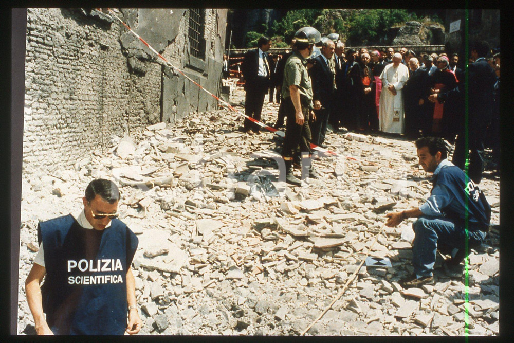 35mm vintage slide*1993 Rome, Basilica after bomb attack, Pope GIOVANNI PAOLO II  Diapositiva d'epoca, in formato 35 mm.CONDIZIONI: GOODE' severamente vietata la riproduzione. Tutti i diritti sono riservati.Nella diapositiva ICharta mette in vendita, sul negozio eBay e in esclusiva sul sito "icharta" il proprio archivio composto da numerose diapositive e negativi fotografici d'epoca, tutti originali e autentici, che attraversano la storia del costume italiano tra gli la fine degli anni Sessanta e Novanta.Si tratta di uno sguardo inedito sull'attualit&agrave;, la politica, la vita quotidiana, il gossip e la cultura, che fotografa il cambiamento della nazione in quest'ultimo scorcio del XX secolo. Un'occasione unica per il mercato del collezionismo, che vede finalmente disponibile un archivio eccezionale per vastit&agrave;, tematiche e condizioni, in un settore (il negativo fotografico e la diapositiva) di assoluta novit&agrave; e dalle interessanti prospettive di investimento.  FAIR/discreto   originale e autentica 1