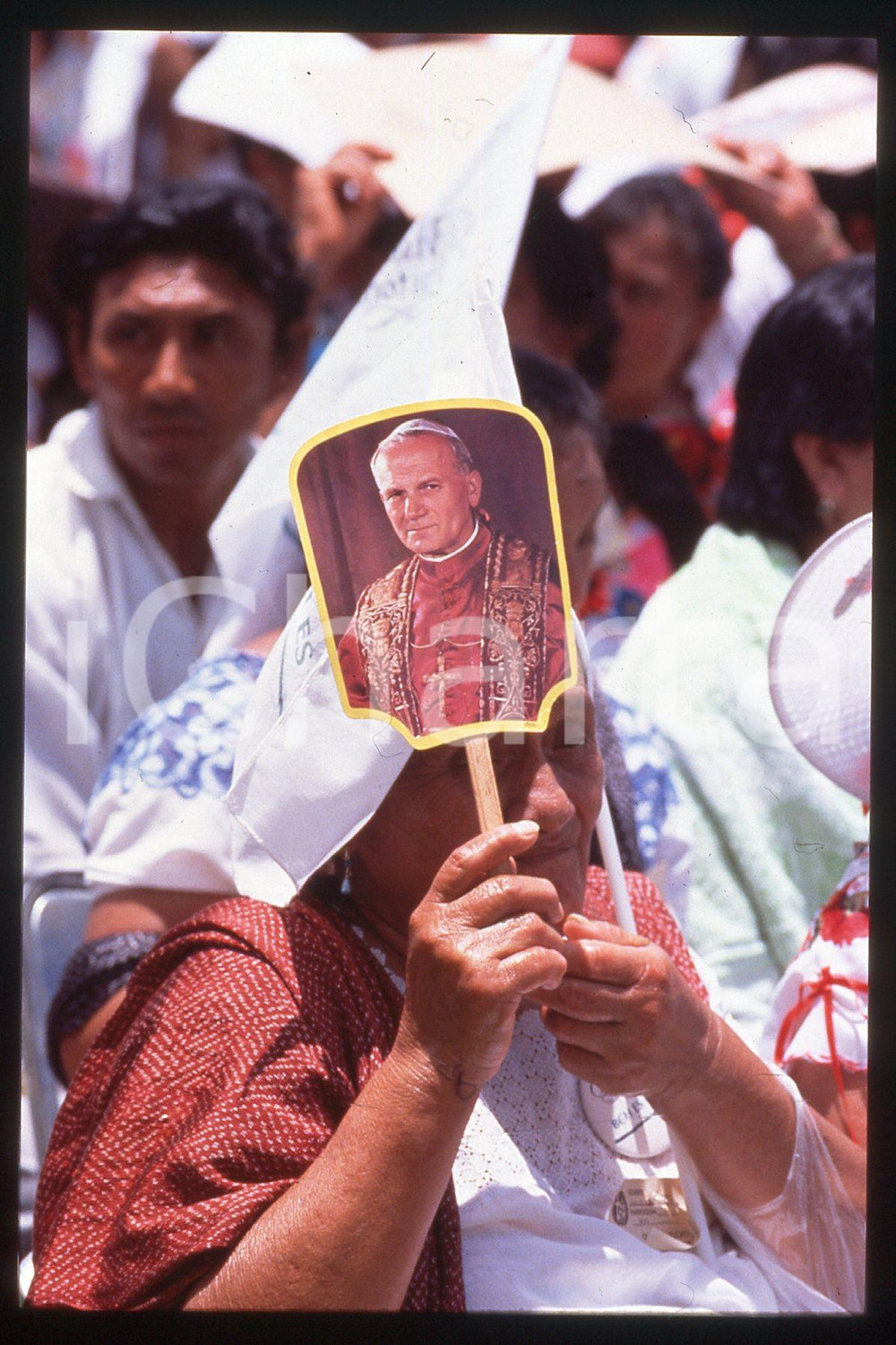 35mm vintage slide* 1993 MEXICO Yucatan Pope GIOVANNI PAOLO II, people  Diapositiva d'epoca, in formato 35 mm.CONDIZIONI: GOODE' severamente vietata la riproduzione. Tutti i diritti sono riservati.Nella diapositiva ICharta mette in vendita, sul negozio eBay e in esclusiva sul sito "icharta" il proprio archivio composto da numerose diapositive e negativi fotografici d'epoca, tutti originali e autentici, che attraversano la storia del costume italiano tra gli la fine degli anni Sessanta e Novanta.Si tratta di uno sguardo inedito sull'attualit&agrave;, la politica, la vita quotidiana, il gossip e la cultura, che fotografa il cambiamento della nazione in quest'ultimo scorcio del XX secolo. Un'occasione unica per il mercato del collezionismo, che vede finalmente disponibile un archivio eccezionale per vastit&agrave;, tematiche e condizioni, in un settore (il negativo fotografico e la diapositiva) di assoluta novit&agrave; e dalle interessanti prospettive di investimento.  FAIR/discreto   originale e autentica 1
