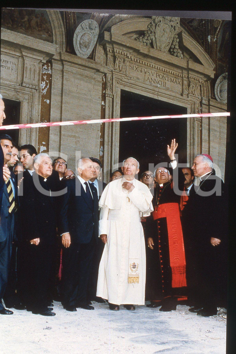35mm vintage slide* 1993 Rome Basilica after bomb attack Pope GIOVANNI PAOLO II  Diapositiva d'epoca, in formato 35 mm.CONDIZIONI: GOODE' severamente vietata la riproduzione. Tutti i diritti sono riservati.Nella diapositiva ICharta mette in vendita, sul negozio eBay e in esclusiva sul sito "icharta" il proprio archivio composto da numerose diapositive e negativi fotografici d'epoca, tutti originali e autentici, che attraversano la storia del costume italiano tra gli la fine degli anni Sessanta e Novanta.Si tratta di uno sguardo inedito sull'attualit&agrave;, la politica, la vita quotidiana, il gossip e la cultura, che fotografa il cambiamento della nazione in quest'ultimo scorcio del XX secolo. Un'occasione unica per il mercato del collezionismo, che vede finalmente disponibile un archivio eccezionale per vastit&agrave;, tematiche e condizioni, in un settore (il negativo fotografico e la diapositiva) di assoluta novit&agrave; e dalle interessanti prospettive di investimento.  FAIR/discreto   originale e autentica 1