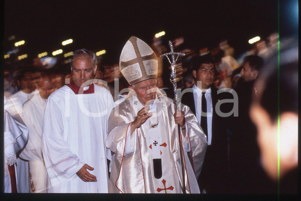 35mm vintage slide* 1993 MEXICO Yucatan Pope GIOVANNI PAOLO II  Diapositiva d'epoca, in formato 35 mm.CONDIZIONI: GOODE' severamente vietata la riproduzione. Tutti i diritti sono riservati.Nella diapositiva ICharta mette in vendita, sul negozio eBay e in esclusiva sul sito "icharta" il proprio archivio composto da numerose diapositive e negativi fotografici d'epoca, tutti originali e autentici, che attraversano la storia del costume italiano tra gli la fine degli anni Sessanta e Novanta.Si tratta di uno sguardo inedito sull'attualit&agrave;, la politica, la vita quotidiana, il gossip e la cultura, che fotografa il cambiamento della nazione in quest'ultimo scorcio del XX secolo. Un'occasione unica per il mercato del collezionismo, che vede finalmente disponibile un archivio eccezionale per vastit&agrave;, tematiche e condizioni, in un settore (il negativo fotografico e la diapositiva) di assoluta novit&agrave; e dalle interessanti prospettive di investimento.  FAIR/discreto   originale e autentica 1