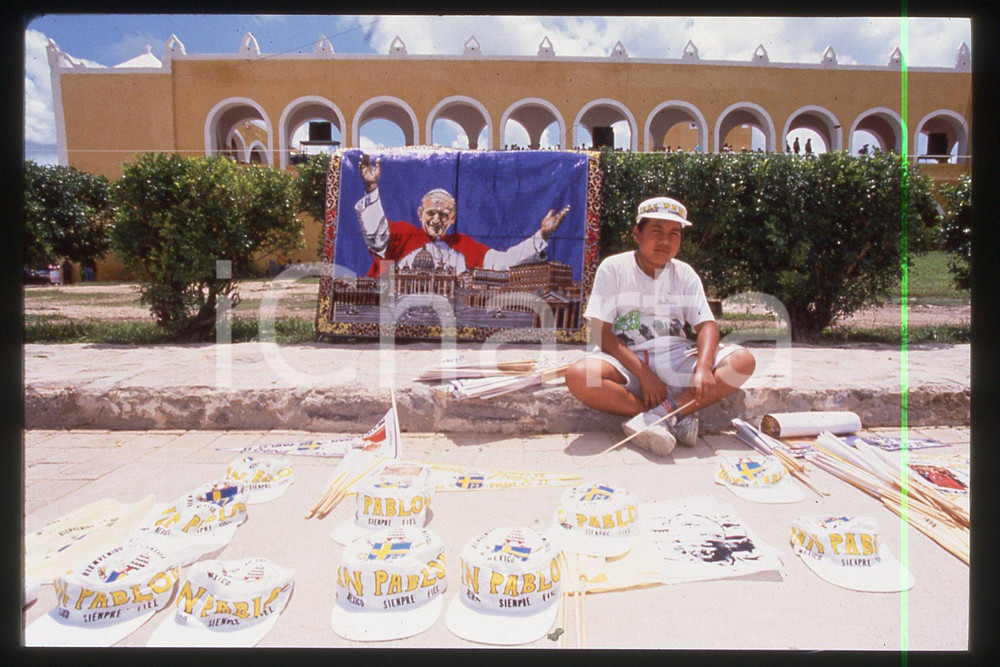 35mm vintage slide* 1993 MEXICO, Yucatan, Pope GIOVANNI PAOLO II, souvenirs  Diapositiva d'epoca, in formato 35 mm.CONDIZIONI: GOODE' severamente vietata la riproduzione. Tutti i diritti sono riservati.Nella diapositiva ICharta mette in vendita, sul negozio eBay e in esclusiva sul sito "icharta" il proprio archivio composto da numerose diapositive e negativi fotografici d'epoca, tutti originali e autentici, che attraversano la storia del costume italiano tra gli la fine degli anni Sessanta e Novanta.Si tratta di uno sguardo inedito sull'attualit&agrave;, la politica, la vita quotidiana, il gossip e la cultura, che fotografa il cambiamento della nazione in quest'ultimo scorcio del XX secolo. Un'occasione unica per il mercato del collezionismo, che vede finalmente disponibile un archivio eccezionale per vastit&agrave;, tematiche e condizioni, in un settore (il negativo fotografico e la diapositiva) di assoluta novit&agrave; e dalle interessanti prospettive di investimento.  FAIR/discreto   originale e autentica 1