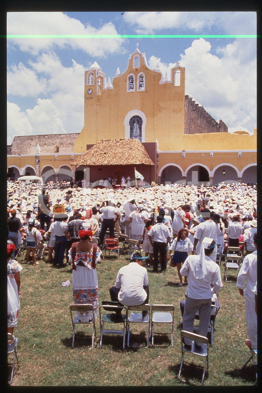 35mm vintage slide* 1993 MEXICO, Yucatan, Pope GIOVANNI PAOLO II, people (3)  Diapositiva d'epoca, in formato 35 mm.CONDIZIONI: GOODE' severamente vietata la riproduzione. Tutti i diritti sono riservati.Nella diapositiva ICharta mette in vendita, sul negozio eBay e in esclusiva sul sito "icharta" il proprio archivio composto da numerose diapositive e negativi fotografici d'epoca, tutti originali e autentici, che attraversano la storia del costume italiano tra gli la fine degli anni Sessanta e Novanta.Si tratta di uno sguardo inedito sull'attualit&agrave;, la politica, la vita quotidiana, il gossip e la cultura, che fotografa il cambiamento della nazione in quest'ultimo scorcio del XX secolo. Un'occasione unica per il mercato del collezionismo, che vede finalmente disponibile un archivio eccezionale per vastit&agrave;, tematiche e condizioni, in un settore (il negativo fotografico e la diapositiva) di assoluta novit&agrave; e dalle interessanti prospettive di investimento.  FAIR/discreto   originale e autentica 1