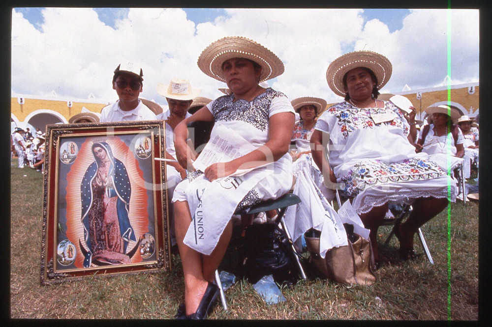 35mm vintage slide* 1993 - YUCATAN People - Visit of Giovanni Paolo II (5)  Diapositiva d'epoca, in formato 35 mm.CONDIZIONI: GOODE' severamente vietata la riproduzione. Tutti i diritti sono riservati.Nella diapositiva ICharta mette in vendita, sul negozio eBay e in esclusiva sul sito "icharta" il proprio archivio composto da numerose diapositive e negativi fotografici d'epoca, tutti originali e autentici, che attraversano la storia del costume italiano tra gli la fine degli anni Sessanta e Novanta.Si tratta di uno sguardo inedito sull'attualit&agrave;, la politica, la vita quotidiana, il gossip e la cultura, che fotografa il cambiamento della nazione in quest'ultimo scorcio del XX secolo. Un'occasione unica per il mercato del collezionismo, che vede finalmente disponibile un archivio eccezionale per vastit&agrave;, tematiche e condizioni, in un settore (il negativo fotografico e la diapositiva) di assoluta novit&agrave; e dalle interessanti prospettive di investimento.   FAIR/discreto   originale e autentica 1