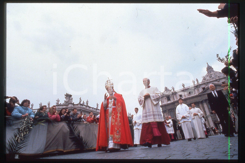 35mm vintage slide* 1993 VATICANO Papa GIOVANNI PAOLO II Karol WOJTYLA  Diapositiva d'epoca, in formato 35 mm.CONDIZIONI: GOODE' severamente vietata la riproduzione. Tutti i diritti sono riservati.Nella diapositiva ICharta mette in vendita, sul negozio eBay e in esclusiva sul sito "icharta" il proprio archivio composto da numerose diapositive e negativi fotografici d'epoca, tutti originali e autentici, che attraversano la storia del costume italiano tra gli la fine degli anni Sessanta e Novanta.Si tratta di uno sguardo inedito sull'attualit&agrave;, la politica, la vita quotidiana, il gossip e la cultura, che fotografa il cambiamento della nazione in quest'ultimo scorcio del XX secolo. Un'occasione unica per il mercato del collezionismo, che vede finalmente disponibile un archivio eccezionale per vastit&agrave;, tematiche e condizioni, in un settore (il negativo fotografico e la diapositiva) di assoluta novit&agrave; e dalle interessanti prospettive di investimento.  FAIR/discreto   originale e autentica 1