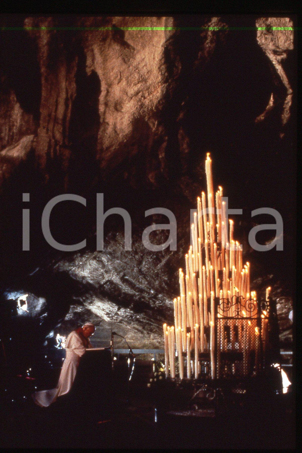 35mm vintage slide*  1995 LOURDES Pope GIOVANNI PAOLO II (3)  Diapositiva d'epoca, in formato 35 mm.CONDIZIONI: GOODE' severamente vietata la riproduzione. Tutti i diritti sono riservati.Nella diapositiva ICharta mette in vendita, sul negozio eBay e in esclusiva sul sito "icharta" il proprio archivio composto da numerose diapositive e negativi fotografici d'epoca, tutti originali e autentici, che attraversano la storia del costume italiano tra gli la fine degli anni Sessanta e Novanta.Si tratta di uno sguardo inedito sull'attualit&agrave;, la politica, la vita quotidiana, il gossip e la cultura, che fotografa il cambiamento della nazione in quest'ultimo scorcio del XX secolo. Un'occasione unica per il mercato del collezionismo, che vede finalmente disponibile un archivio eccezionale per vastit&agrave;, tematiche e condizioni, in un settore (il negativo fotografico e la diapositiva) di assoluta novit&agrave; e dalle interessanti prospettive di investimento.  FAIR/discreto   originale e autentica 1