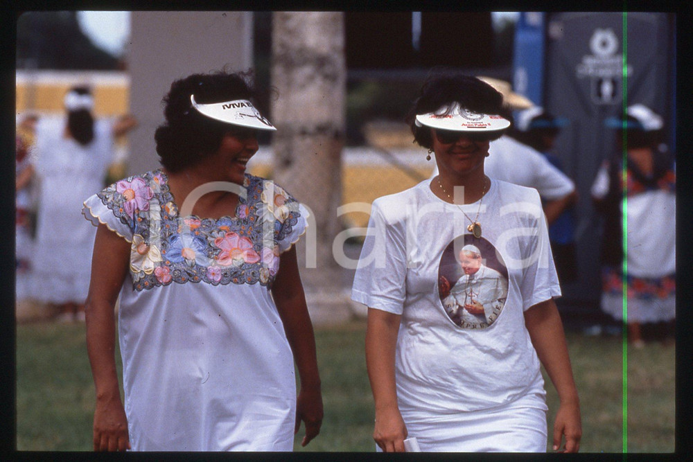 35mm vintage slide* 1993 YUCATAN People at Giovanni Paolo II pastoral visit (2)  Diapositiva d'epoca, in formato 35 mm.CONDIZIONI: GOODE' severamente vietata la riproduzione. Tutti i diritti sono riservati.Nella diapositiva ICharta mette in vendita, sul negozio eBay e in esclusiva sul sito "icharta" il proprio archivio composto da numerose diapositive e negativi fotografici d'epoca, tutti originali e autentici, che attraversano la storia del costume italiano tra gli la fine degli anni Sessanta e Novanta.Si tratta di uno sguardo inedito sull'attualit&agrave;, la politica, la vita quotidiana, il gossip e la cultura, che fotografa il cambiamento della nazione in quest'ultimo scorcio del XX secolo. Un'occasione unica per il mercato del collezionismo, che vede finalmente disponibile un archivio eccezionale per vastit&agrave;, tematiche e condizioni, in un settore (il negativo fotografico e la diapositiva) di assoluta novit&agrave; e dalle interessanti prospettive di investimento.  FAIR/discreto   originale e autentica 1