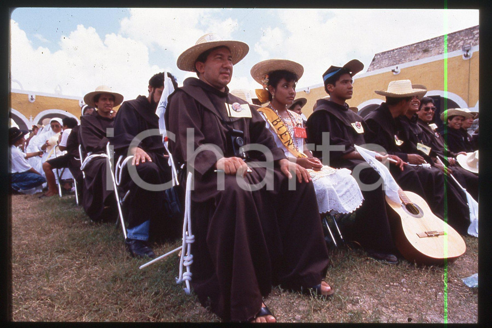 35mm vintage slide* 1993 YUCATAN Friars at Giovanni Paolo II pastoral visit (2)  Diapositiva d'epoca, in formato 35 mm.CONDIZIONI: GOODE' severamente vietata la riproduzione. Tutti i diritti sono riservati.Nella diapositiva ICharta mette in vendita, sul negozio eBay e in esclusiva sul sito "icharta" il proprio archivio composto da numerose diapositive e negativi fotografici d'epoca, tutti originali e autentici, che attraversano la storia del costume italiano tra gli la fine degli anni Sessanta e Novanta.Si tratta di uno sguardo inedito sull'attualit&agrave;, la politica, la vita quotidiana, il gossip e la cultura, che fotografa il cambiamento della nazione in quest'ultimo scorcio del XX secolo. Un'occasione unica per il mercato del collezionismo, che vede finalmente disponibile un archivio eccezionale per vastit&agrave;, tematiche e condizioni, in un settore (il negativo fotografico e la diapositiva) di assoluta novit&agrave; e dalle interessanti prospettive di investimento.  FAIR/discreto   originale e autentica 1
