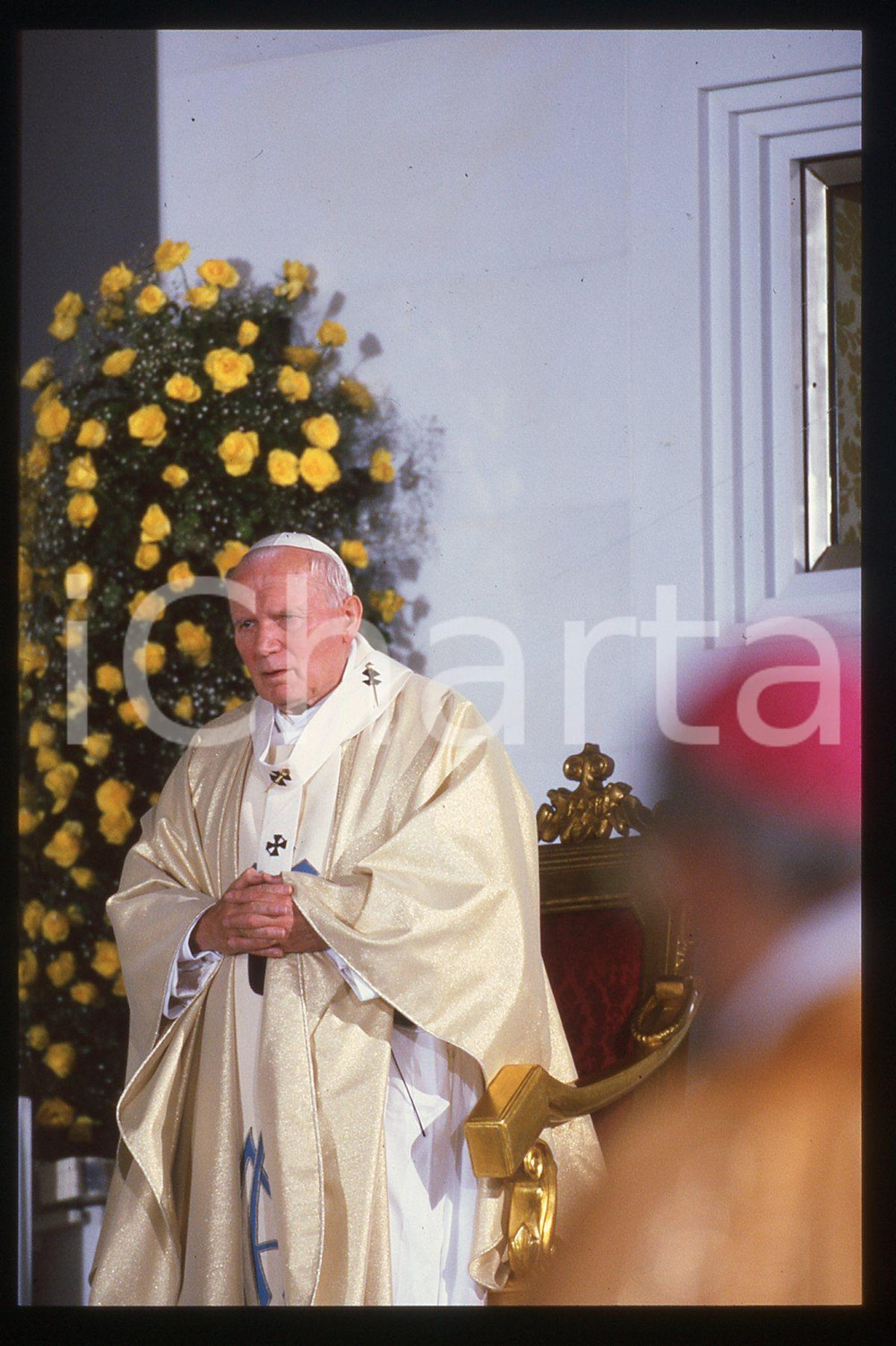 35mm vintage slide* 1994 CATANIA Giovanni Paolo II - Madonna del pianto (3)  Diapositiva d'epoca, in formato 35 mm.CONDIZIONI: GOODE' severamente vietata la riproduzione. Tutti i diritti sono riservati.Nella diapositiva ICharta mette in vendita, sul negozio eBay e in esclusiva sul sito "icharta" il proprio archivio composto da numerose diapositive e negativi fotografici d'epoca, tutti originali e autentici, che attraversano la storia del costume italiano tra gli la fine degli anni Sessanta e Novanta.Si tratta di uno sguardo inedito sull'attualit&agrave;, la politica, la vita quotidiana, il gossip e la cultura, che fotografa il cambiamento della nazione in quest'ultimo scorcio del XX secolo. Un'occasione unica per il mercato del collezionismo, che vede finalmente disponibile un archivio eccezionale per vastit&agrave;, tematiche e condizioni, in un settore (il negativo fotografico e la diapositiva) di assoluta novit&agrave; e dalle interessanti prospettive di investimento.  FAIR/discreto   originale e autentica 1