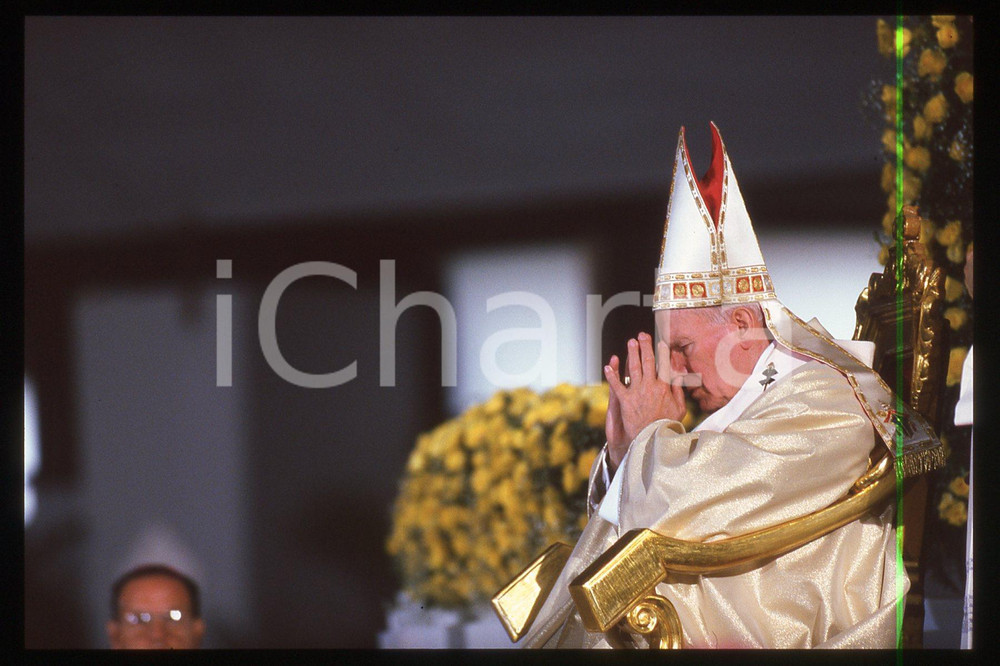 35mm vintage slide* 1994 CATANIA Giovanni Paolo II - Madonna del pianto (5)  Diapositiva d'epoca, in formato 35 mm.CONDIZIONI: GOODE' severamente vietata la riproduzione. Tutti i diritti sono riservati.Nella diapositiva ICharta mette in vendita, sul negozio eBay e in esclusiva sul sito "icharta" il proprio archivio composto da numerose diapositive e negativi fotografici d'epoca, tutti originali e autentici, che attraversano la storia del costume italiano tra gli la fine degli anni Sessanta e Novanta.Si tratta di uno sguardo inedito sull'attualit&agrave;, la politica, la vita quotidiana, il gossip e la cultura, che fotografa il cambiamento della nazione in quest'ultimo scorcio del XX secolo. Un'occasione unica per il mercato del collezionismo, che vede finalmente disponibile un archivio eccezionale per vastit&agrave;, tematiche e condizioni, in un settore (il negativo fotografico e la diapositiva) di assoluta novit&agrave; e dalle interessanti prospettive di investimento.  FAIR/discreto   originale e autentica 1