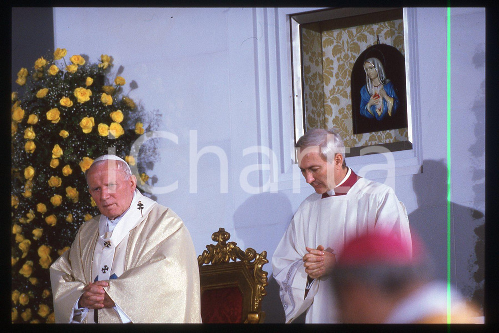 35mm vintage slide* 1994 CATANIA Giovanni Paolo II - Madonna del pianto (6)  Diapositiva d'epoca, in formato 35 mm.CONDIZIONI: GOODE' severamente vietata la riproduzione. Tutti i diritti sono riservati.Nella diapositiva ICharta mette in vendita, sul negozio eBay e in esclusiva sul sito "icharta" il proprio archivio composto da numerose diapositive e negativi fotografici d'epoca, tutti originali e autentici, che attraversano la storia del costume italiano tra gli la fine degli anni Sessanta e Novanta.Si tratta di uno sguardo inedito sull'attualit&agrave;, la politica, la vita quotidiana, il gossip e la cultura, che fotografa il cambiamento della nazione in quest'ultimo scorcio del XX secolo. Un'occasione unica per il mercato del collezionismo, che vede finalmente disponibile un archivio eccezionale per vastit&agrave;, tematiche e condizioni, in un settore (il negativo fotografico e la diapositiva) di assoluta novit&agrave; e dalle interessanti prospettive di investimento.  FAIR/discreto   originale e autentica 1