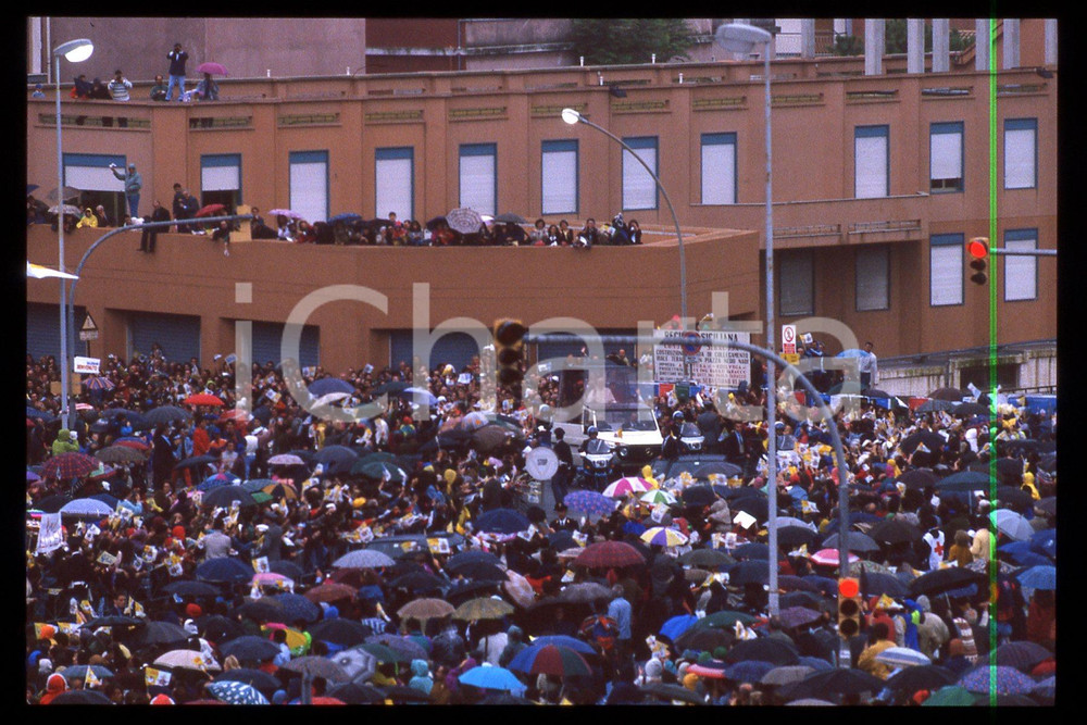 35mm vintage slide* 1994 CATANIA Catanesi in attesa di Giovanni Paolo II  Diapositiva d'epoca, in formato 35 mm.CONDIZIONI: GOODE' severamente vietata la riproduzione. Tutti i diritti sono riservati.Nella diapositiva ICharta mette in vendita, sul negozio eBay e in esclusiva sul sito "icharta" il proprio archivio composto da numerose diapositive e negativi fotografici d'epoca, tutti originali e autentici, che attraversano la storia del costume italiano tra gli la fine degli anni Sessanta e Novanta.Si tratta di uno sguardo inedito sull'attualit&agrave;, la politica, la vita quotidiana, il gossip e la cultura, che fotografa il cambiamento della nazione in quest'ultimo scorcio del XX secolo. Un'occasione unica per il mercato del collezionismo, che vede finalmente disponibile un archivio eccezionale per vastit&agrave;, tematiche e condizioni, in un settore (il negativo fotografico e la diapositiva) di assoluta novit&agrave; e dalle interessanti prospettive di investimento.  FAIR/discreto   originale e autentica 1