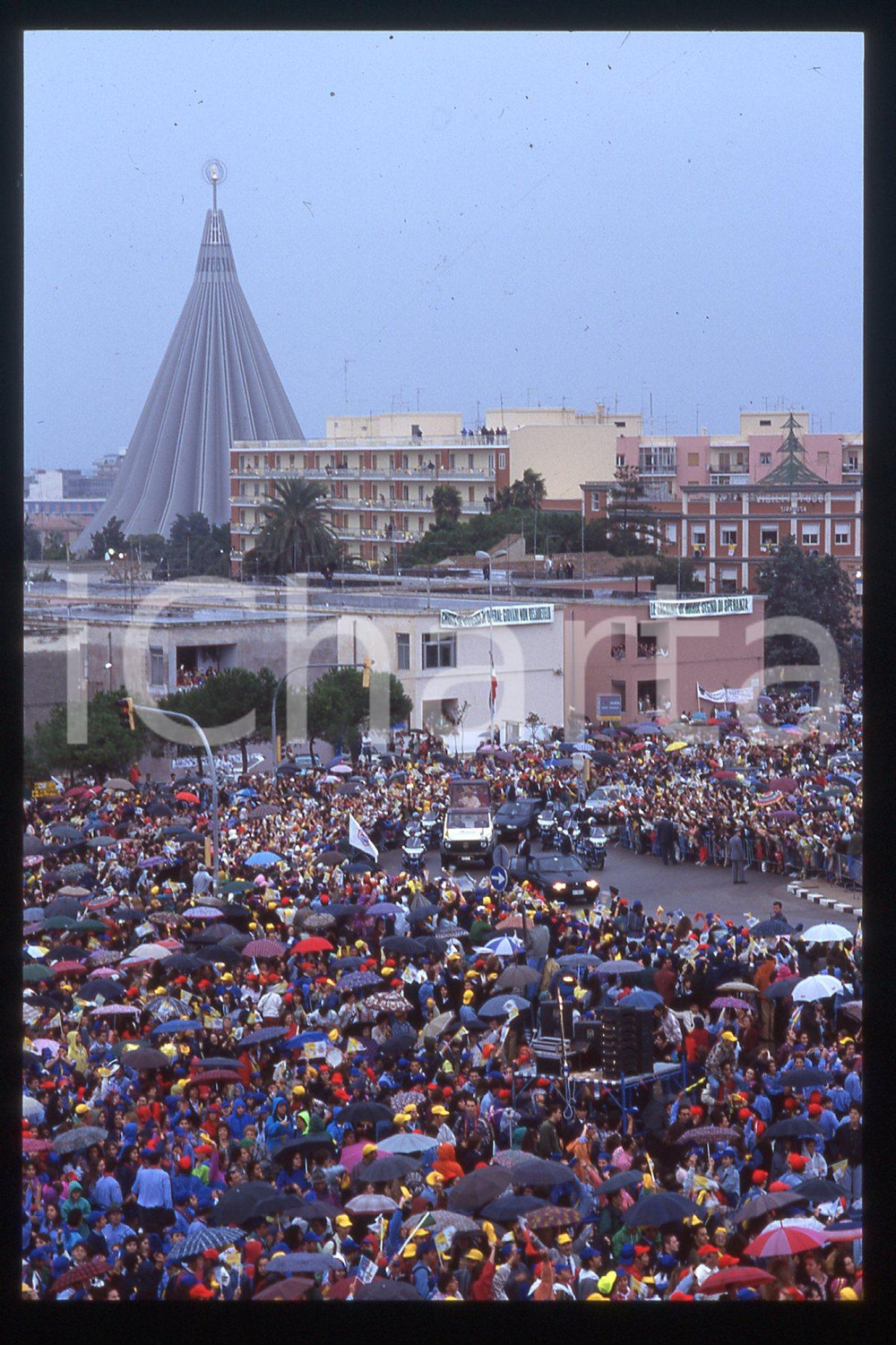 35mm vintage slide* 1994 CATANIA Catanesi in attesa di Giovanni Paolo II (1)  Diapositiva d'epoca, in formato 35 mm.CONDIZIONI: GOODE' severamente vietata la riproduzione. Tutti i diritti sono riservati.Nella diapositiva ICharta mette in vendita, sul negozio eBay e in esclusiva sul sito "icharta" il proprio archivio composto da numerose diapositive e negativi fotografici d'epoca, tutti originali e autentici, che attraversano la storia del costume italiano tra gli la fine degli anni Sessanta e Novanta.Si tratta di uno sguardo inedito sull'attualit&agrave;, la politica, la vita quotidiana, il gossip e la cultura, che fotografa il cambiamento della nazione in quest'ultimo scorcio del XX secolo. Un'occasione unica per il mercato del collezionismo, che vede finalmente disponibile un archivio eccezionale per vastit&agrave;, tematiche e condizioni, in un settore (il negativo fotografico e la diapositiva) di assoluta novit&agrave; e dalle interessanti prospettive di investimento.  FAIR/discreto   originale e autentica 1