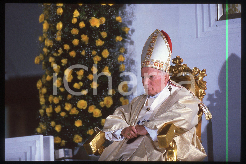 35mm vintage slide* 1994 CATANIA Giovanni Paolo II - Madonna del pianto (15)  Diapositiva d'epoca, in formato 35 mm.CONDIZIONI: GOODE' severamente vietata la riproduzione. Tutti i diritti sono riservati.Nella diapositiva ICharta mette in vendita, sul negozio eBay e in esclusiva sul sito "icharta" il proprio archivio composto da numerose diapositive e negativi fotografici d'epoca, tutti originali e autentici, che attraversano la storia del costume italiano tra gli la fine degli anni Sessanta e Novanta.Si tratta di uno sguardo inedito sull'attualit&agrave;, la politica, la vita quotidiana, il gossip e la cultura, che fotografa il cambiamento della nazione in quest'ultimo scorcio del XX secolo. Un'occasione unica per il mercato del collezionismo, che vede finalmente disponibile un archivio eccezionale per vastit&agrave;, tematiche e condizioni, in un settore (il negativo fotografico e la diapositiva) di assoluta novit&agrave; e dalle interessanti prospettive di investimento.  FAIR/discreto   originale e autentica 1
