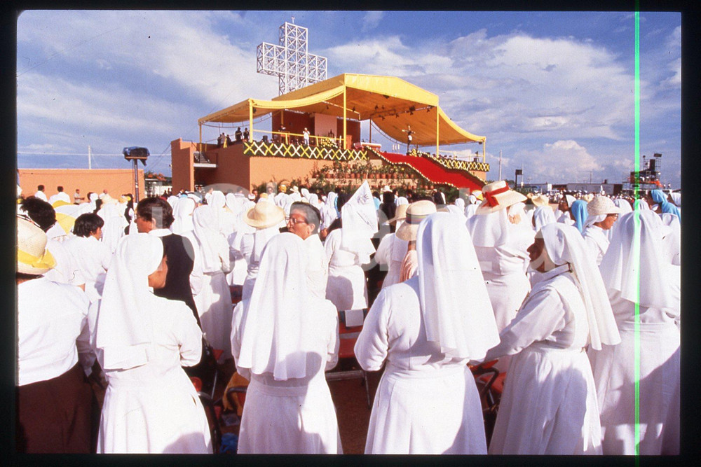 35mm vintage slide* 1993 MEXICO - YUCATAN Nun at visit of Giovanni Paolo II (2)  Diapositiva d'epoca, in formato 35 mm.CONDIZIONI: GOODE' severamente vietata la riproduzione. Tutti i diritti sono riservati.Nella diapositiva ICharta mette in vendita, sul negozio eBay e in esclusiva sul sito "icharta" il proprio archivio composto da numerose diapositive e negativi fotografici d'epoca, tutti originali e autentici, che attraversano la storia del costume italiano tra gli la fine degli anni Sessanta e Novanta.Si tratta di uno sguardo inedito sull'attualit&agrave;, la politica, la vita quotidiana, il gossip e la cultura, che fotografa il cambiamento della nazione in quest'ultimo scorcio del XX secolo. Un'occasione unica per il mercato del collezionismo, che vede finalmente disponibile un archivio eccezionale per vastit&agrave;, tematiche e condizioni, in un settore (il negativo fotografico e la diapositiva) di assoluta novit&agrave; e dalle interessanti prospettive di investimento.  FAIR/discreto   originale e autentica 1