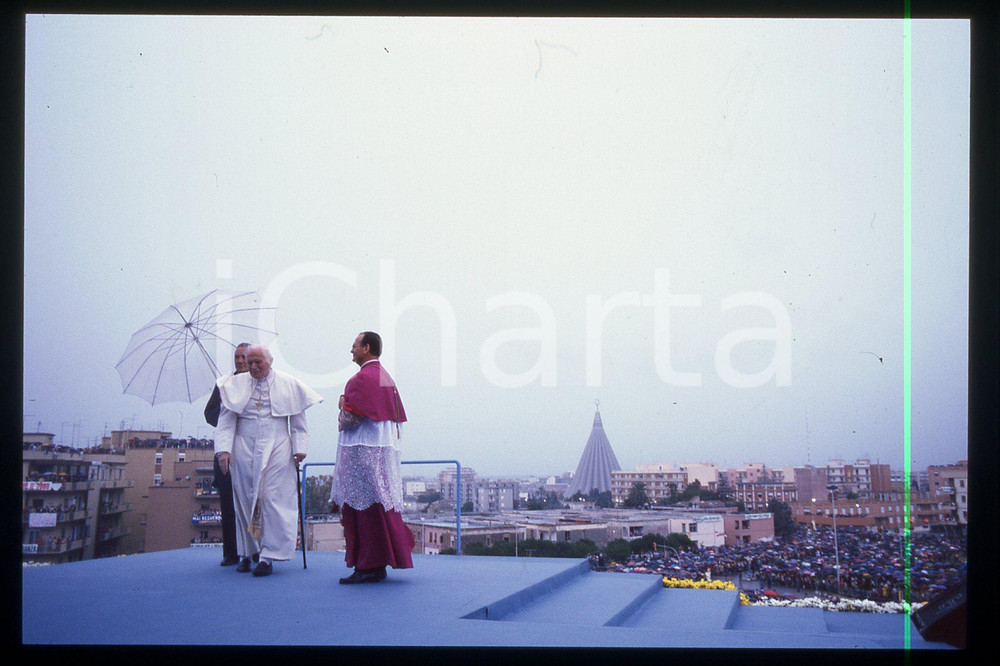 35mm vintage slide* 1994 CATANIA Giovanni Paolo II - Madonna del pianto (16)  Diapositiva d'epoca, in formato 35 mm.CONDIZIONI: GOODE' severamente vietata la riproduzione. Tutti i diritti sono riservati.Nella diapositiva ICharta mette in vendita, sul negozio eBay e in esclusiva sul sito "icharta" il proprio archivio composto da numerose diapositive e negativi fotografici d'epoca, tutti originali e autentici, che attraversano la storia del costume italiano tra gli la fine degli anni Sessanta e Novanta.Si tratta di uno sguardo inedito sull'attualit&agrave;, la politica, la vita quotidiana, il gossip e la cultura, che fotografa il cambiamento della nazione in quest'ultimo scorcio del XX secolo. Un'occasione unica per il mercato del collezionismo, che vede finalmente disponibile un archivio eccezionale per vastit&agrave;, tematiche e condizioni, in un settore (il negativo fotografico e la diapositiva) di assoluta novit&agrave; e dalle interessanti prospettive di investimento.  FAIR/discreto   originale e autentica 1